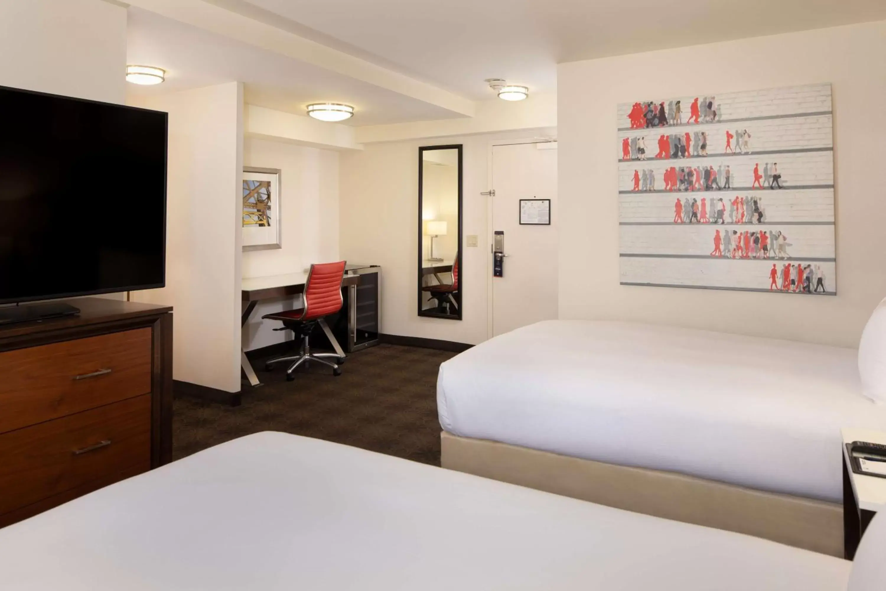 Bedroom, TV/Entertainment Center in DoubleTree by Hilton Hotel & Suites Pittsburgh Downtown