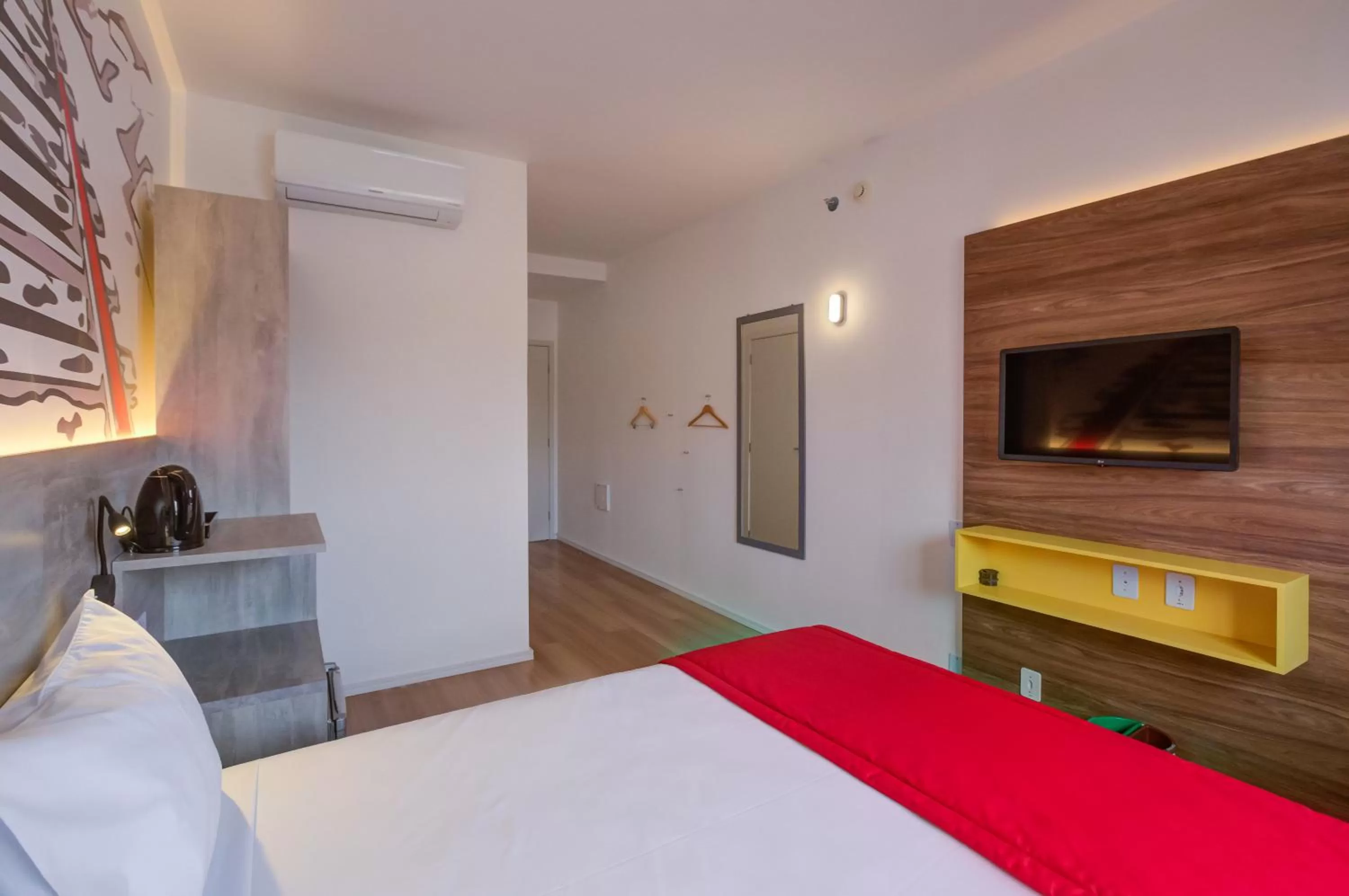 acessibility, TV/Entertainment Center in Ramada Encore Cruzeiro