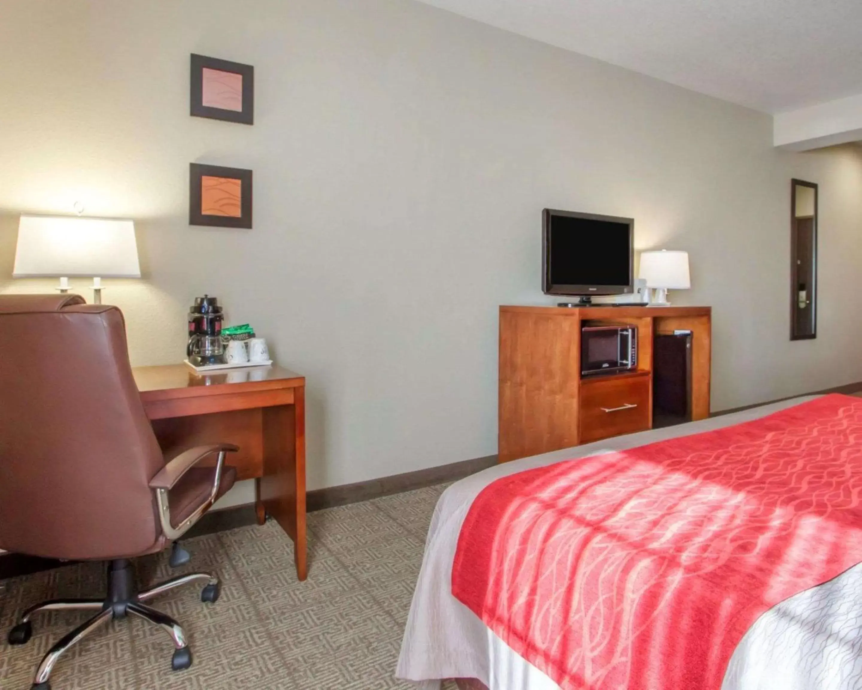 Photo of the whole room, TV/Entertainment Center in Comfort Inn Bolivar