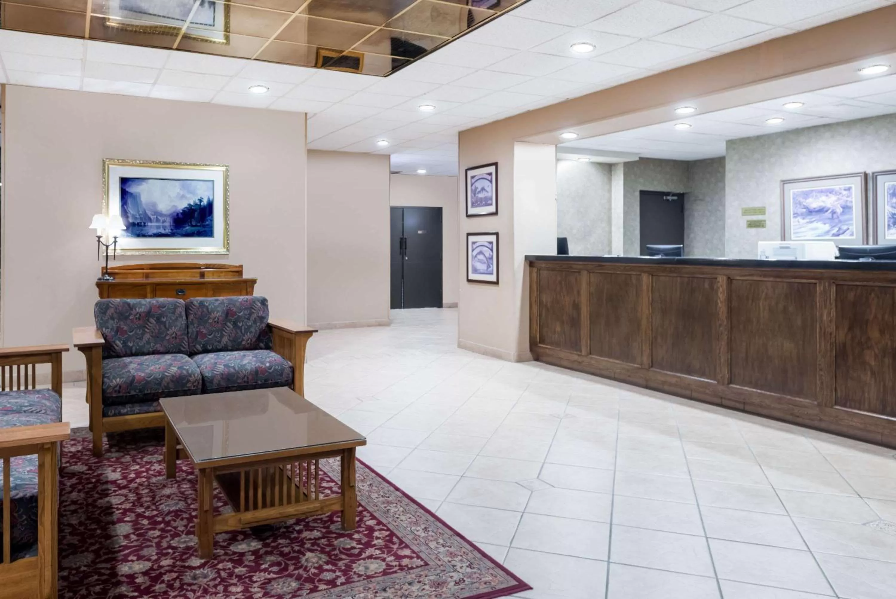 Lobby or reception in Ramada by Wyndham Watertown Thousand