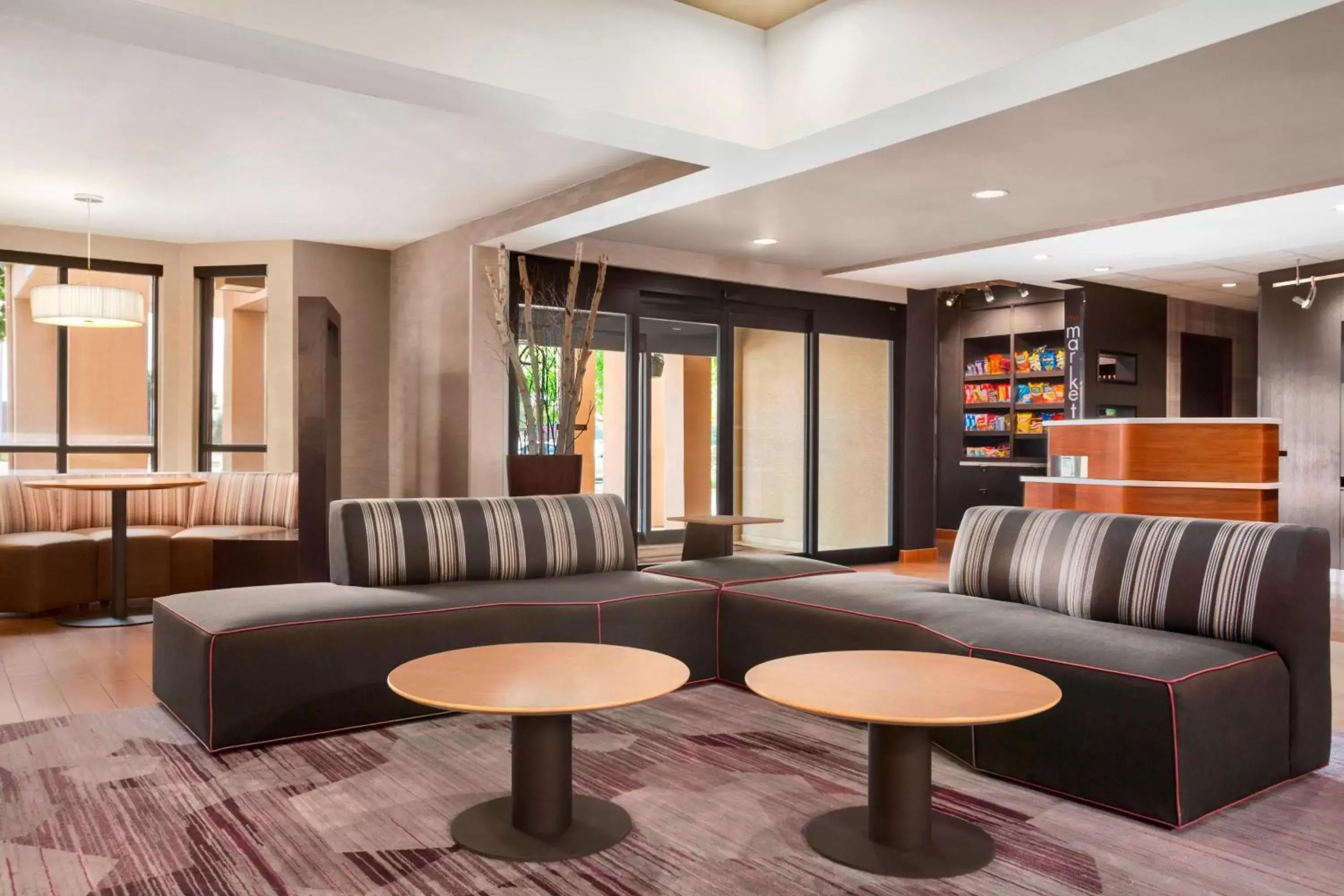 Lobby or reception, Lounge/Bar in Courtyard by Marriott Springfield