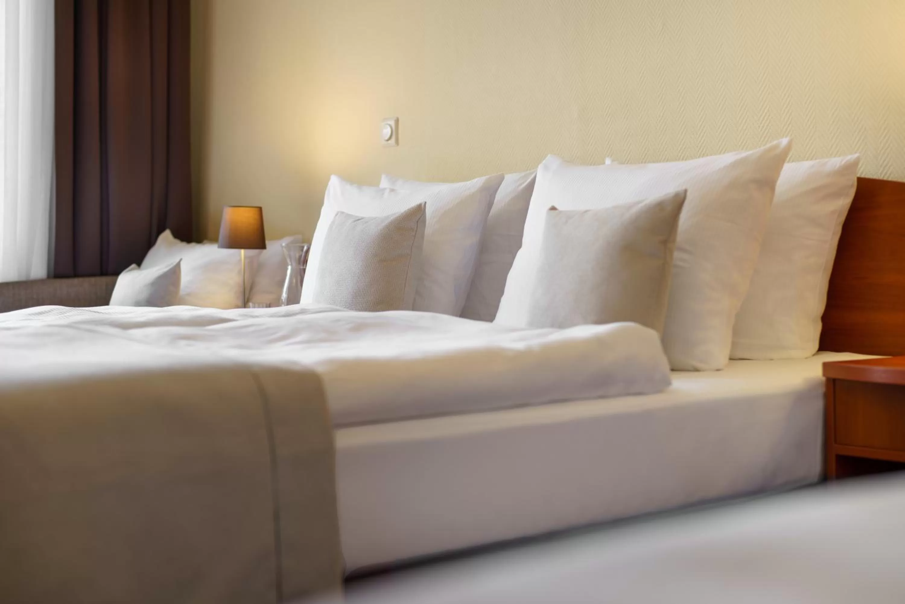 Photo of the whole room, Bed in Hotel Kronprinz Hamburg Hauptbahnhof