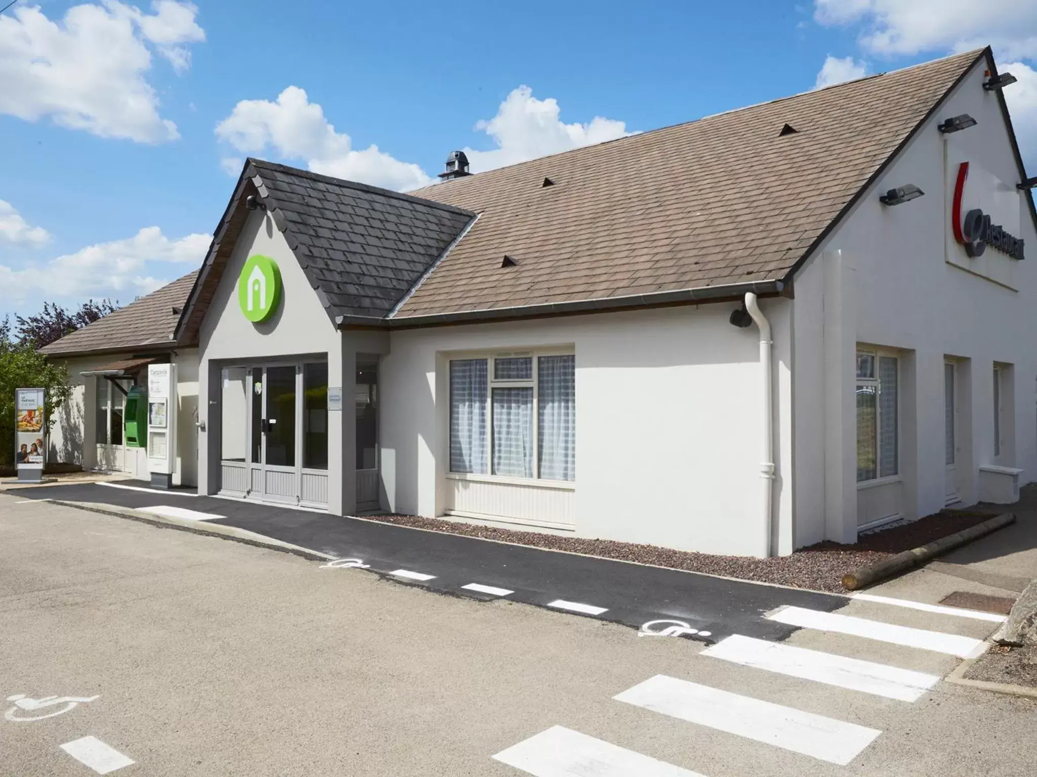 Facade/entrance, Property Building in Campanile Dijon Sud - Marsannay