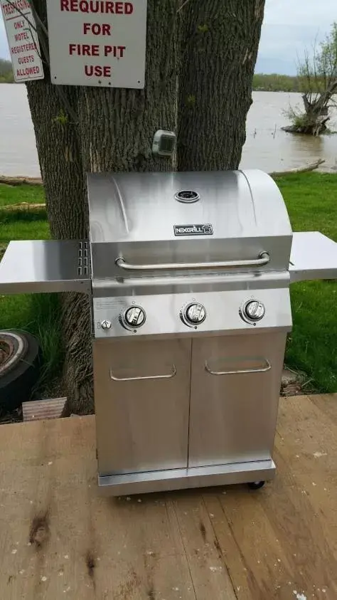 BBQ facilities in Riverview Motel