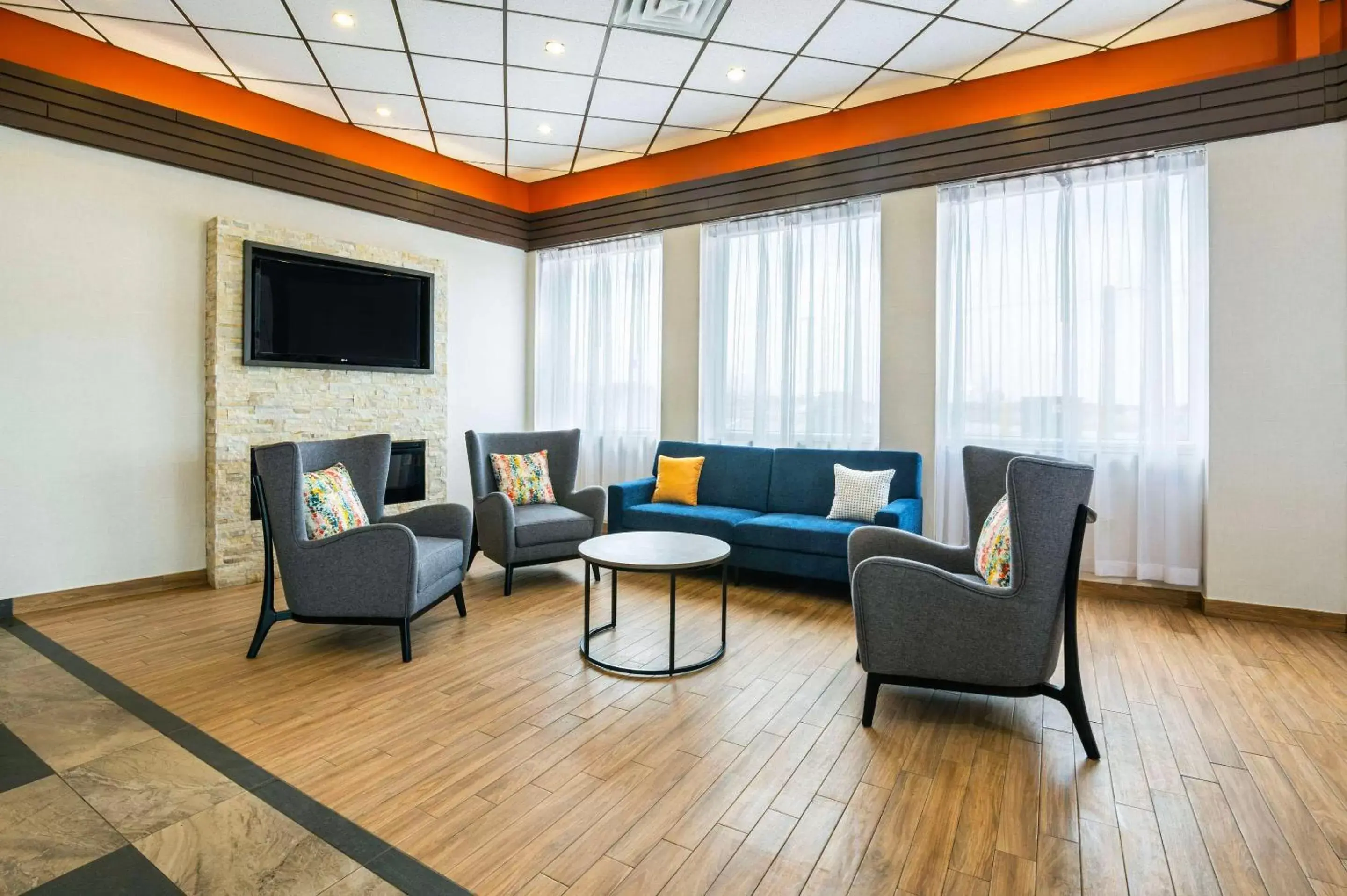 Lobby or reception, Seating Area in Comfort Inn & Suites Barrie