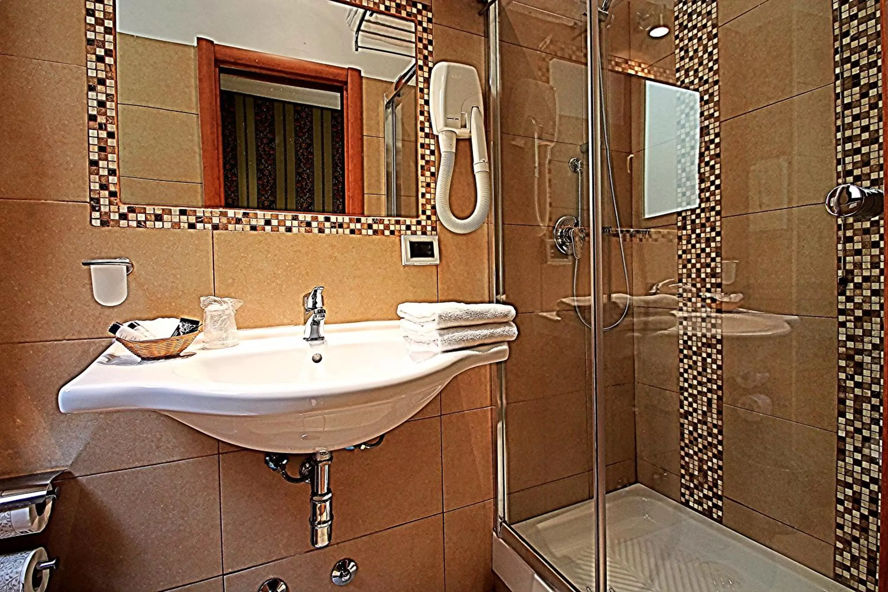 Shower, Bathroom in Hotel Lirico