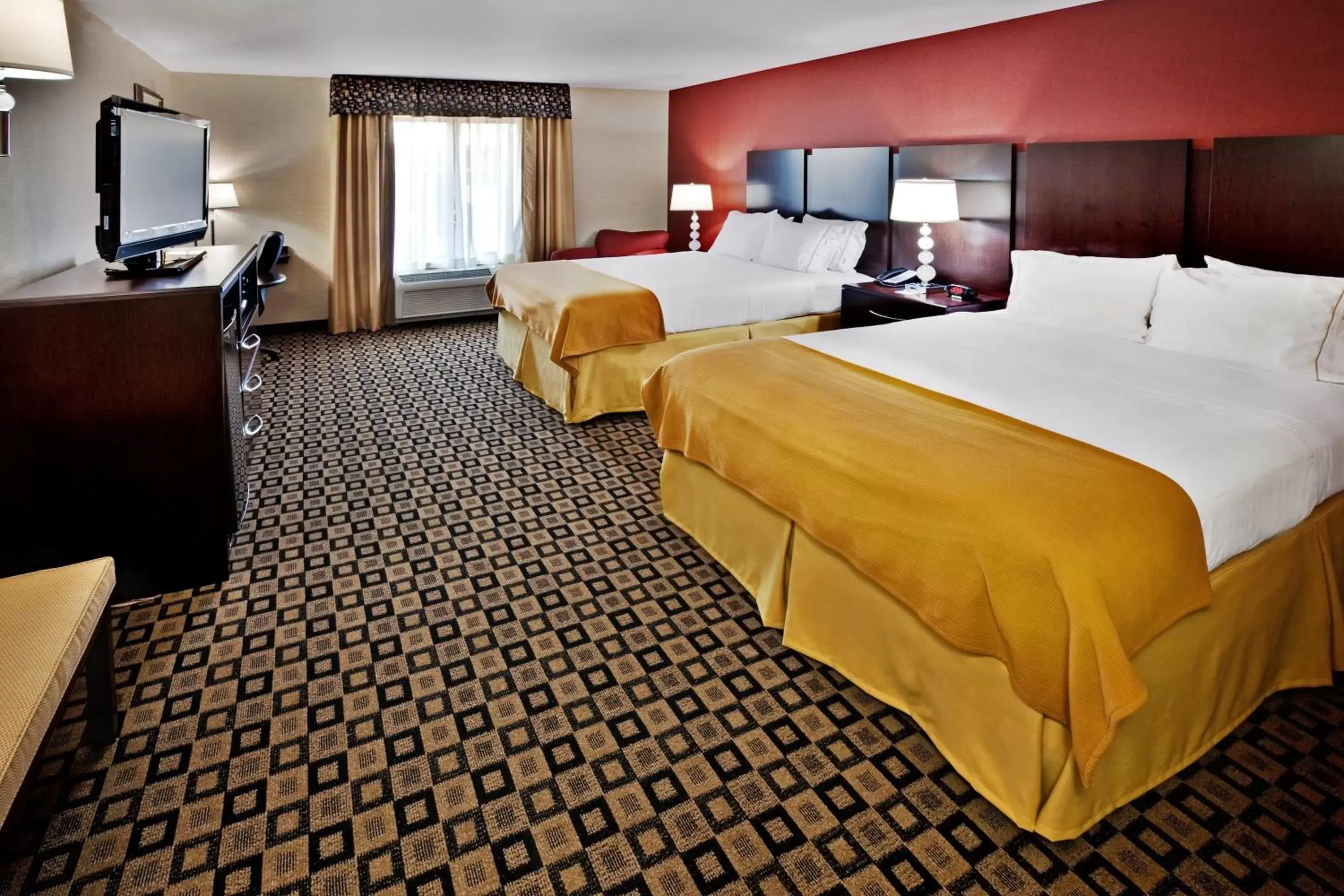 Photo of the whole room, Bed in Holiday Inn Express Hotel & Suites Crawfordsville, an IHG Hotel