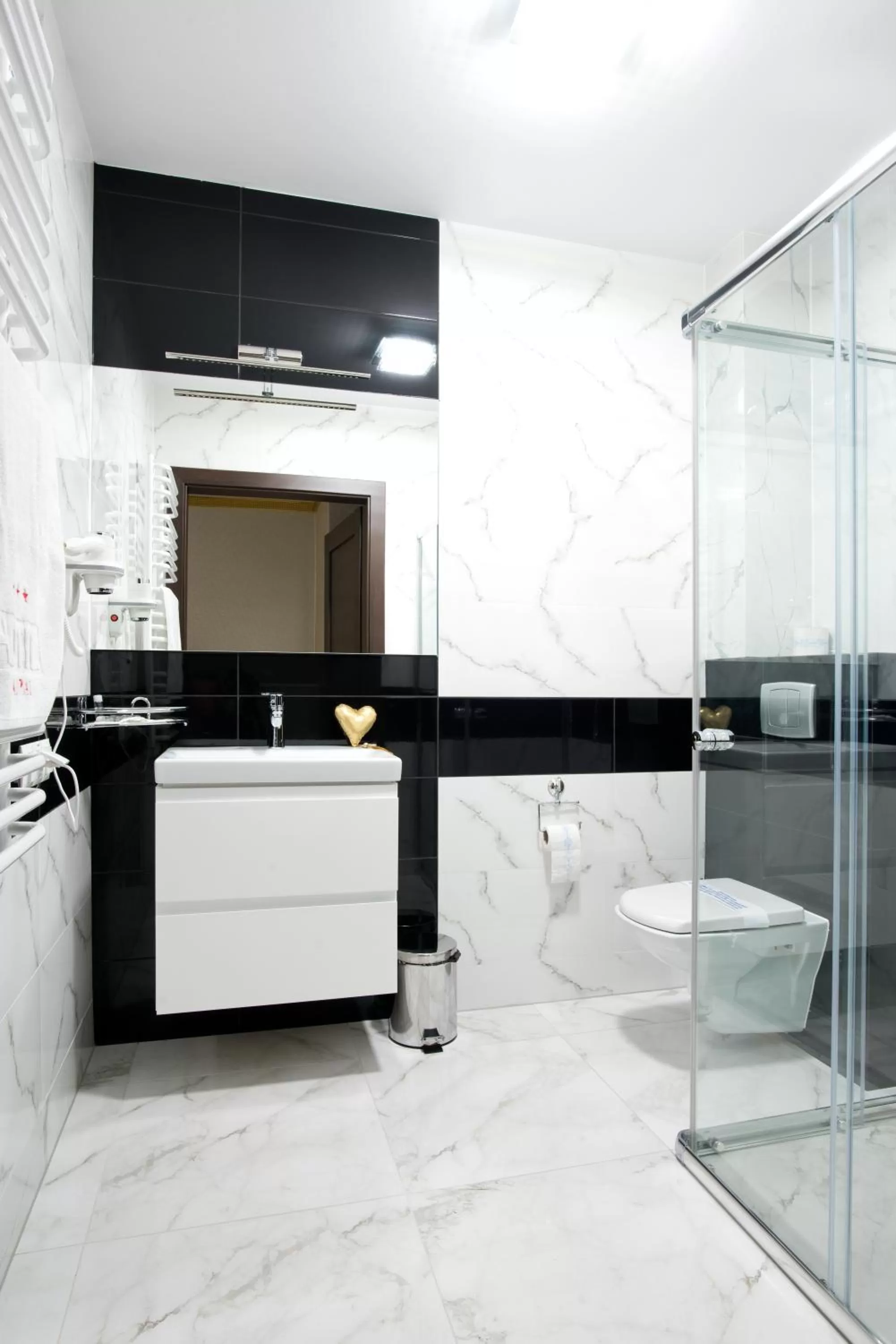 Bathroom, Kitchen/Kitchenette in Hotel Campari