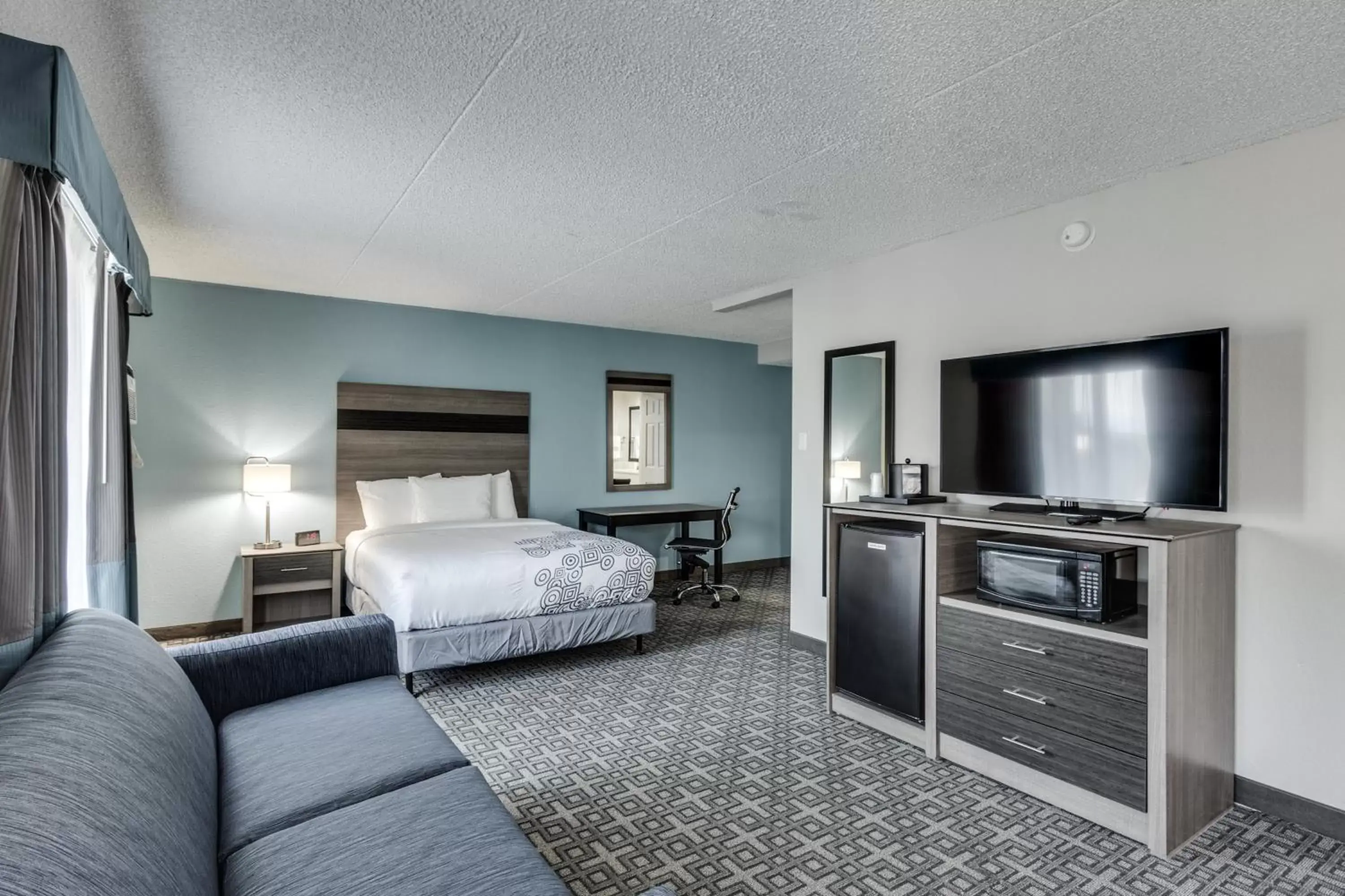 Bed, TV/Entertainment Center in Days Inn & Suites by Wyndham Spokane