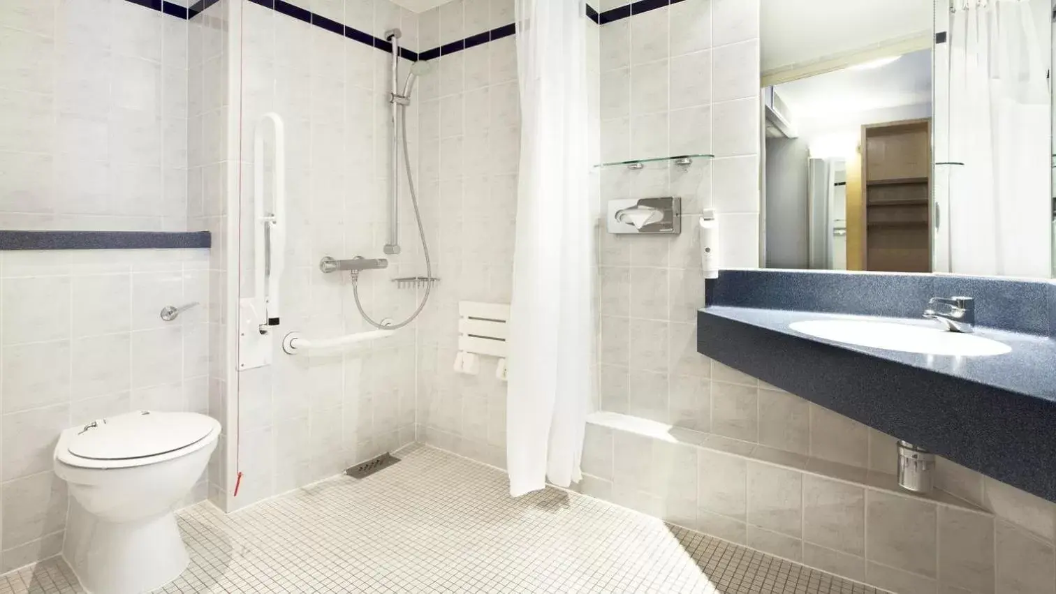 Bathroom in Holiday Inn Express Royal Docks, an IHG Hotel