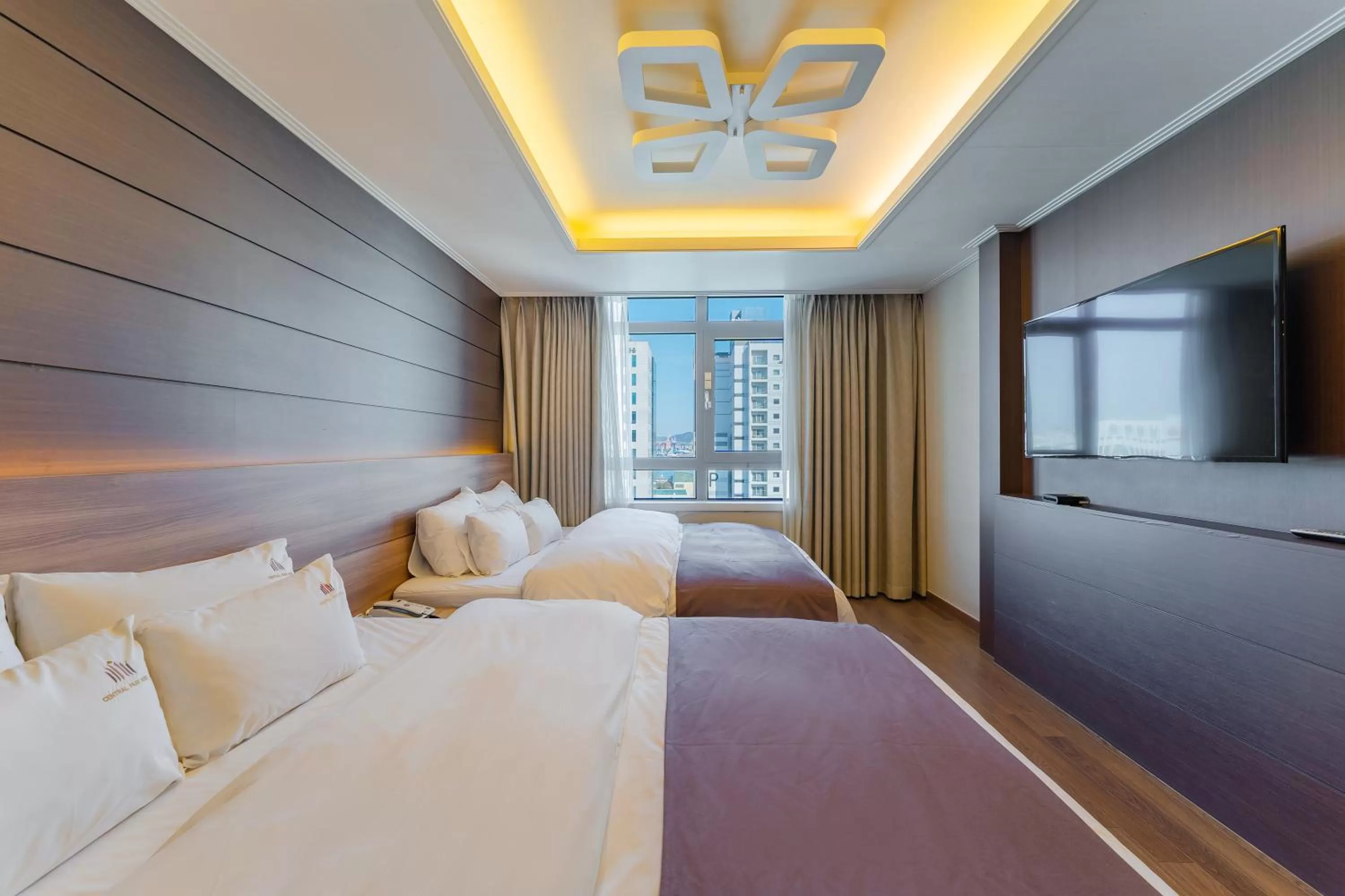 Bed in Central Park Hotel Busan