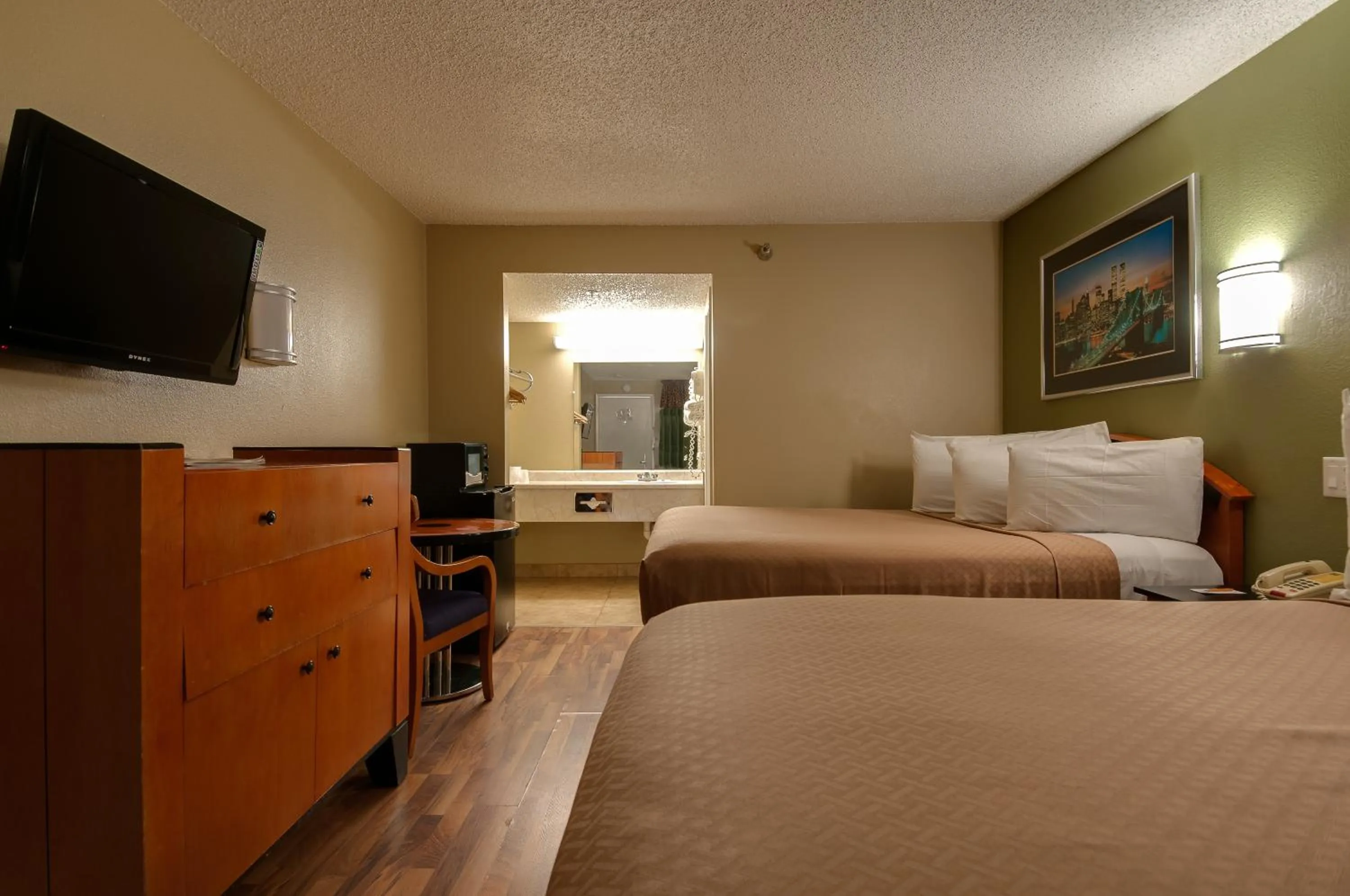 Photo of the whole room, Bed in Vagabond Inn Bakersfield South