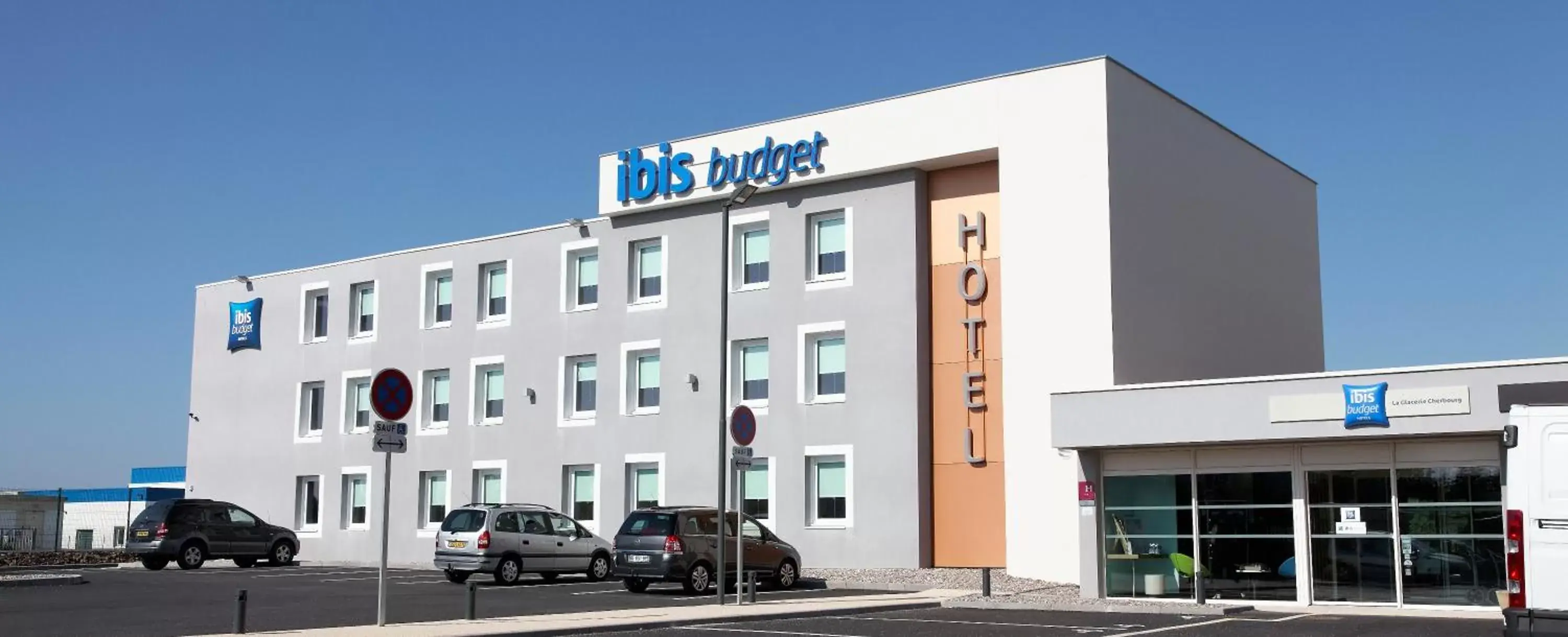 Facade/entrance, Property Building in ibis budget Cherbourg - La Glacerie