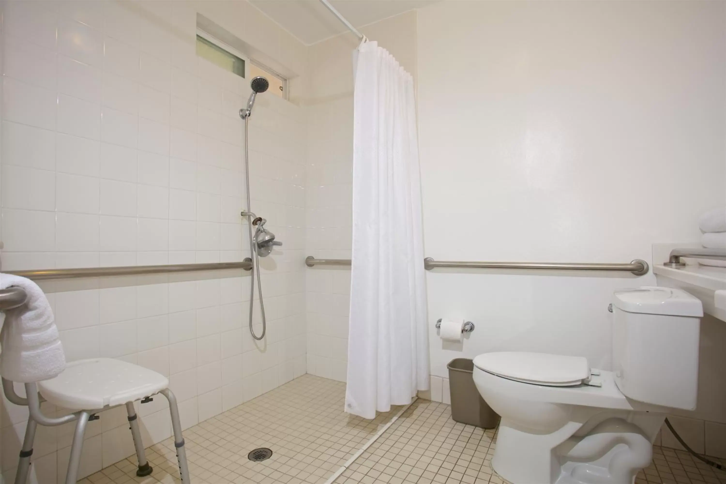 Shower, Bathroom in Ocean Beach Hotel