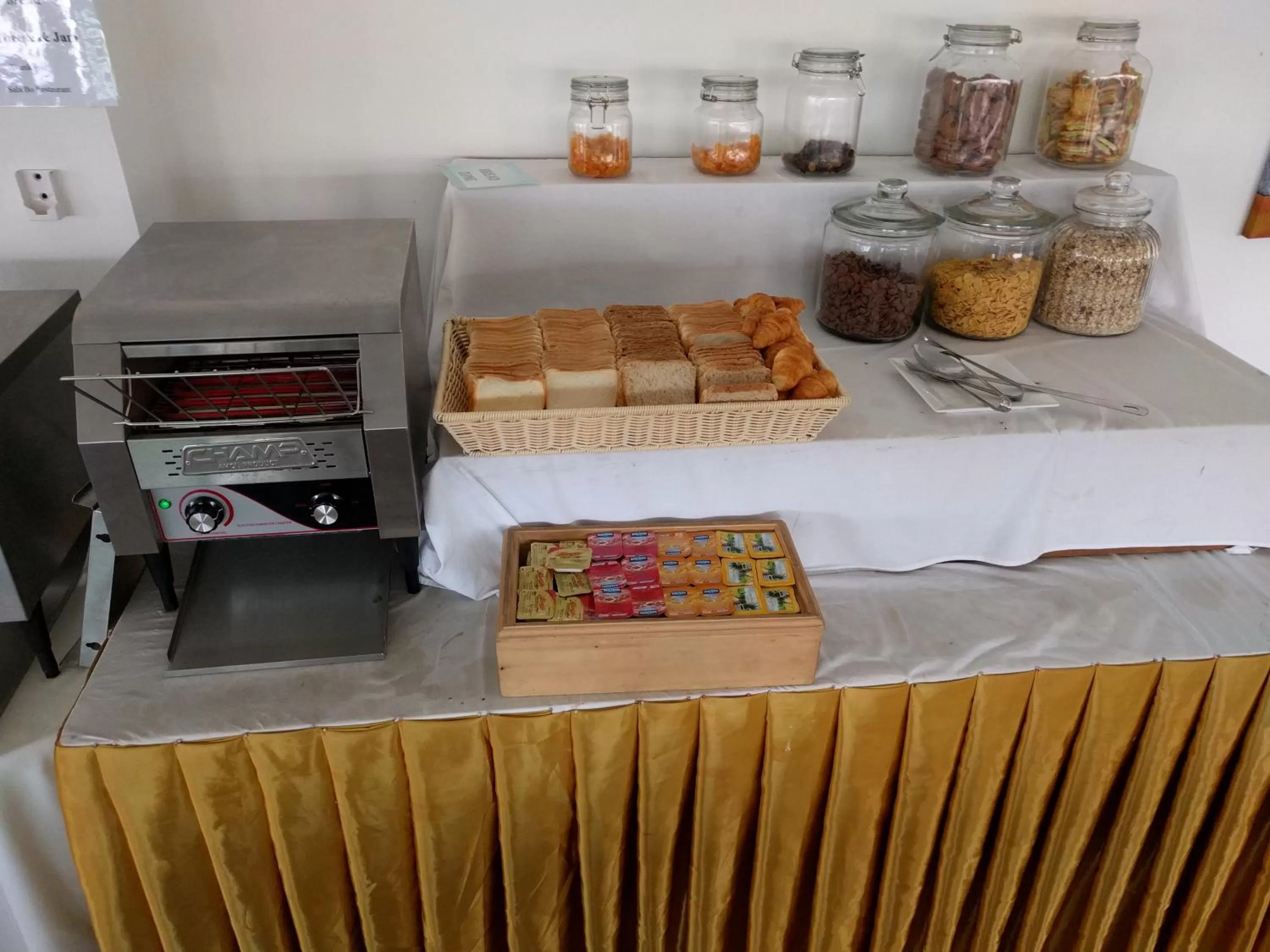 Restaurant/places to eat in Oriental Beach Pearl Resort