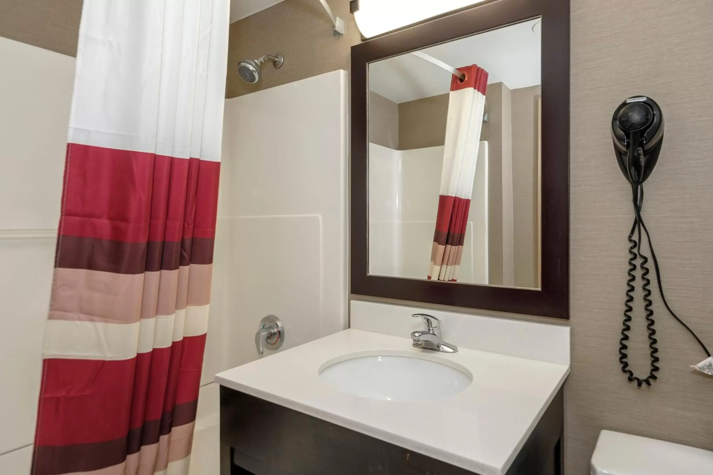 Bathroom in Red Roof Inn & Suites Newburgh - Stewart Airport