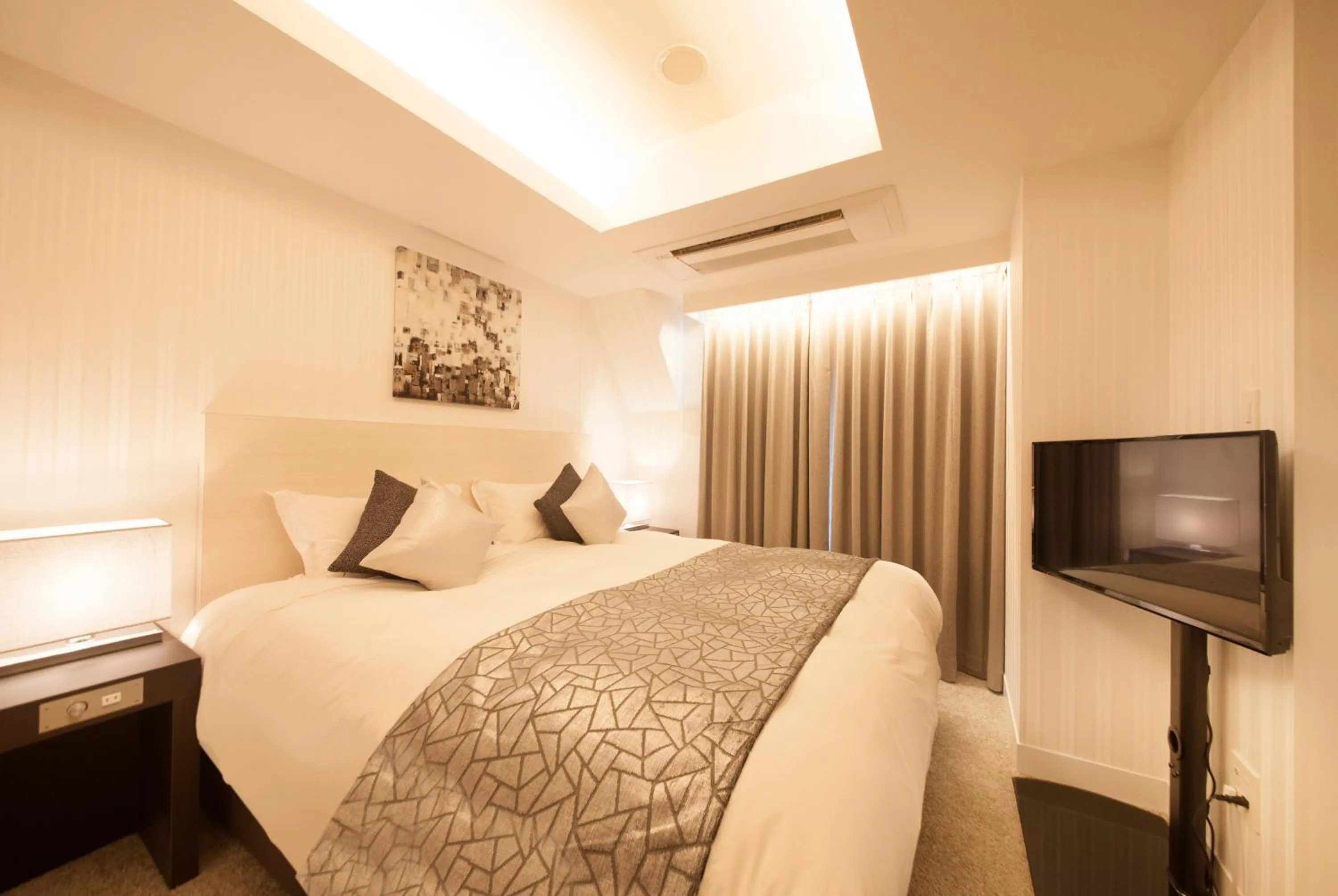 Photo of the whole room, Bed in The Centurion Classic Akasaka