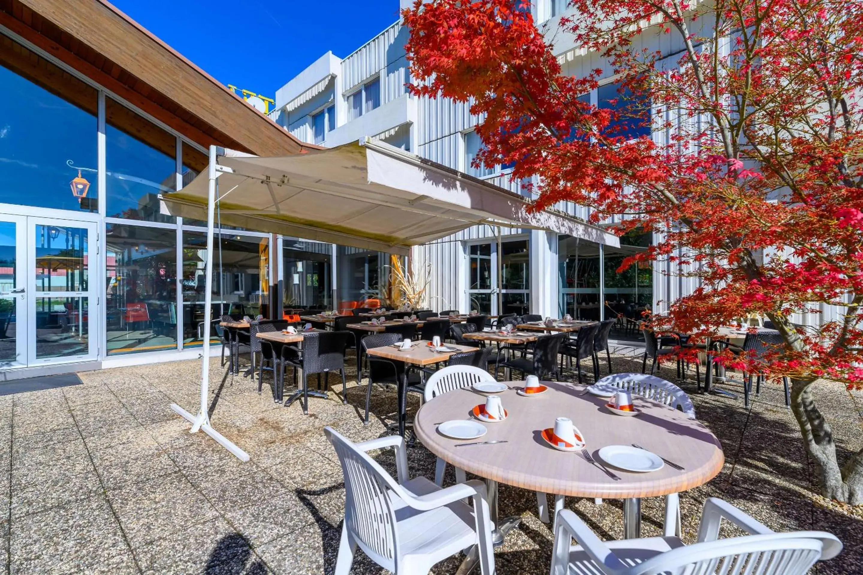 Patio, Restaurant/Places to Eat in The Originals Boutique, Hotel Beauséjour - Poitiers Nord Futuroscope