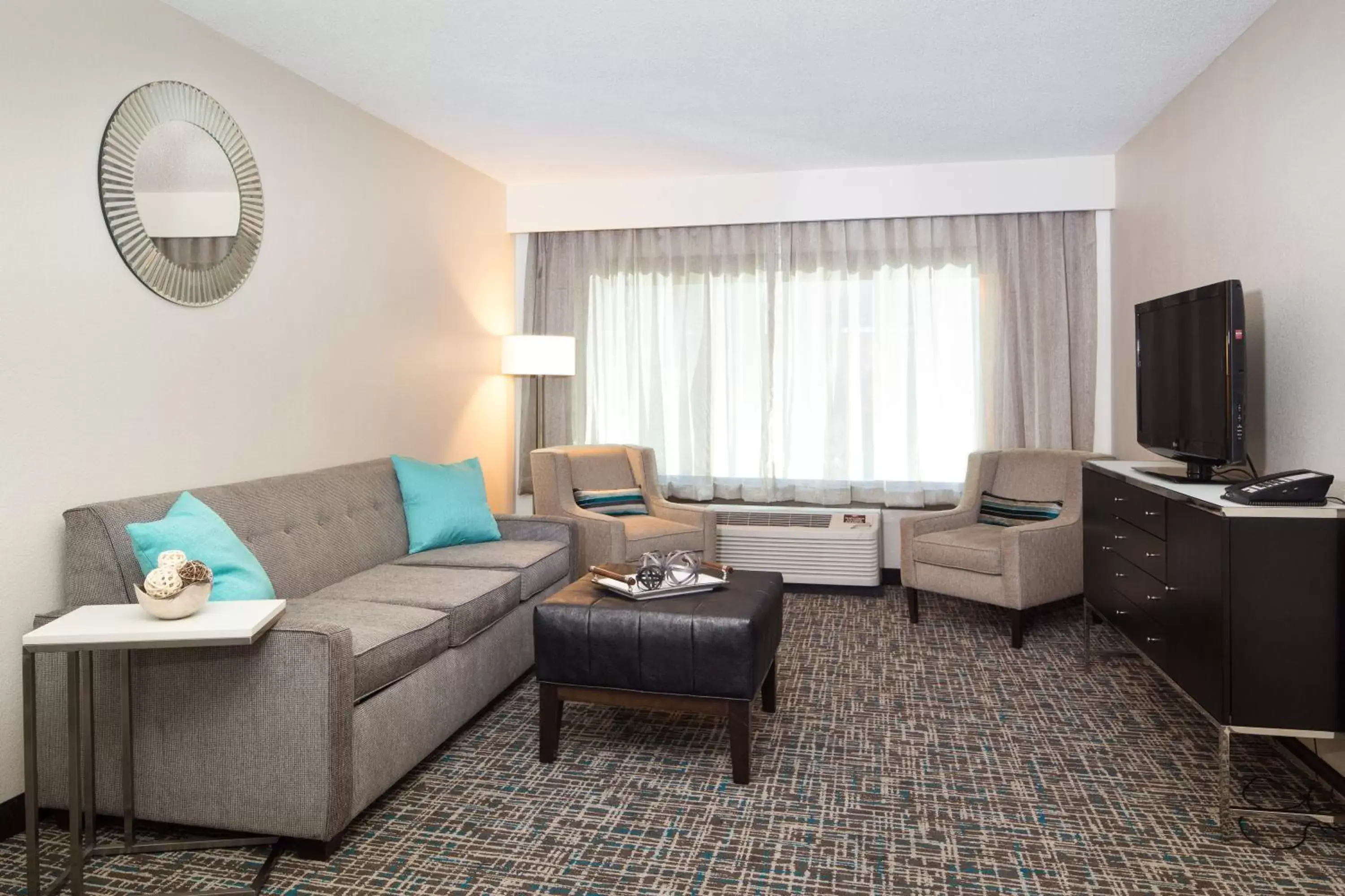 Bedroom, Seating Area in Crowne Plaza Memphis Downtown, an IHG Hotel