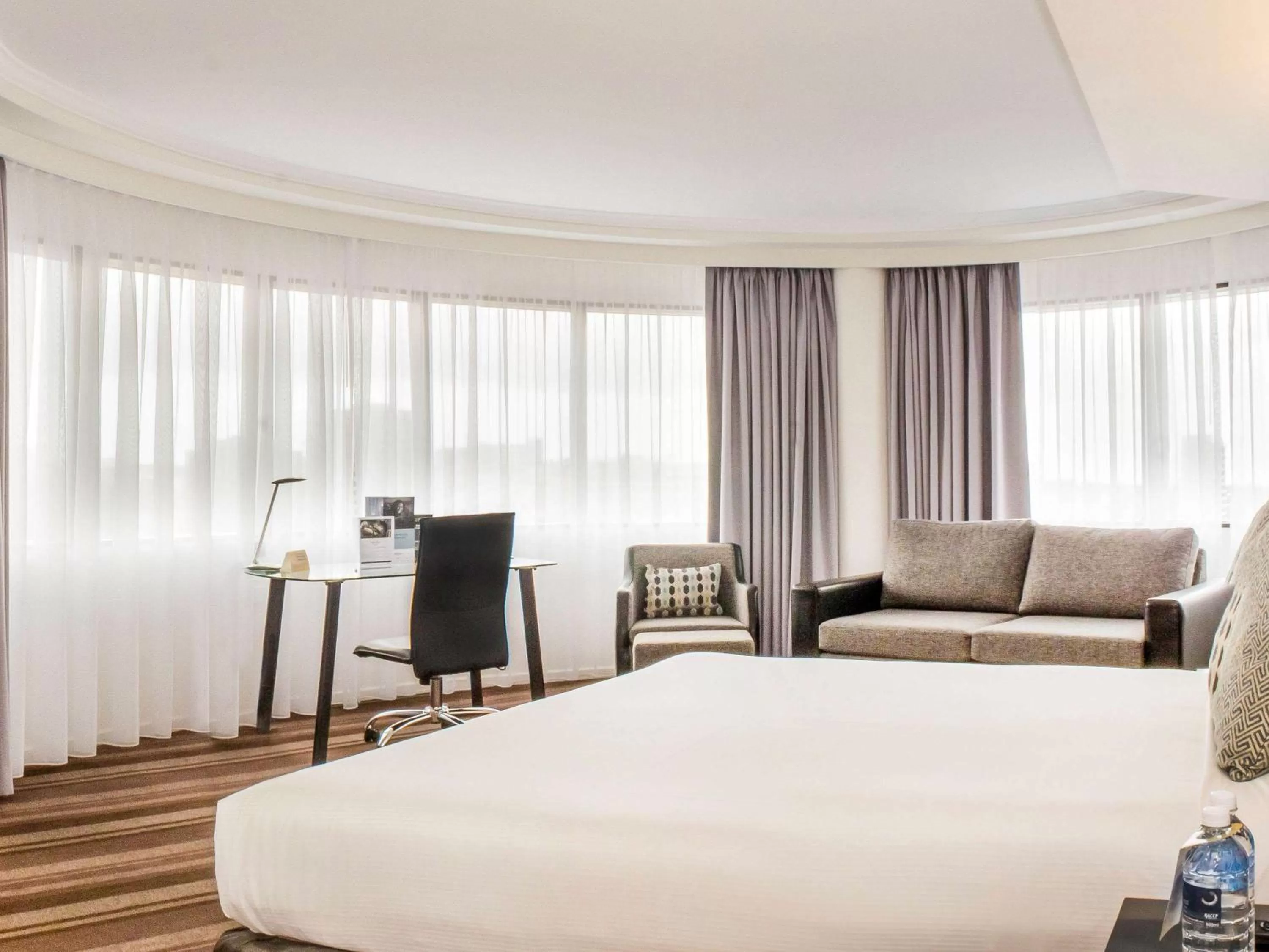 Photo of the whole room, Bed in Mercure Sydney