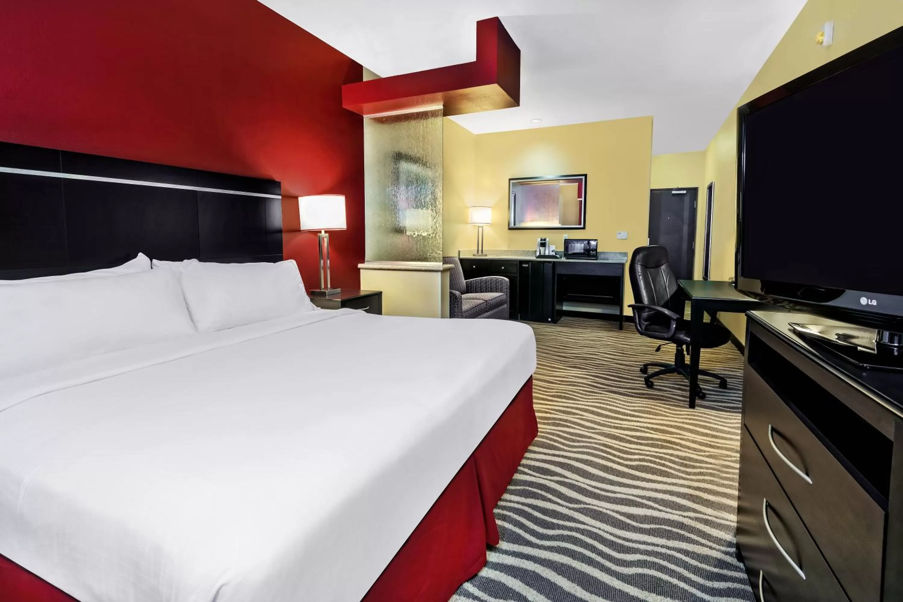 King Suite with Mobility Accessible Tub in Holiday Inn Express & Suites Cotulla, an IHG Hotel