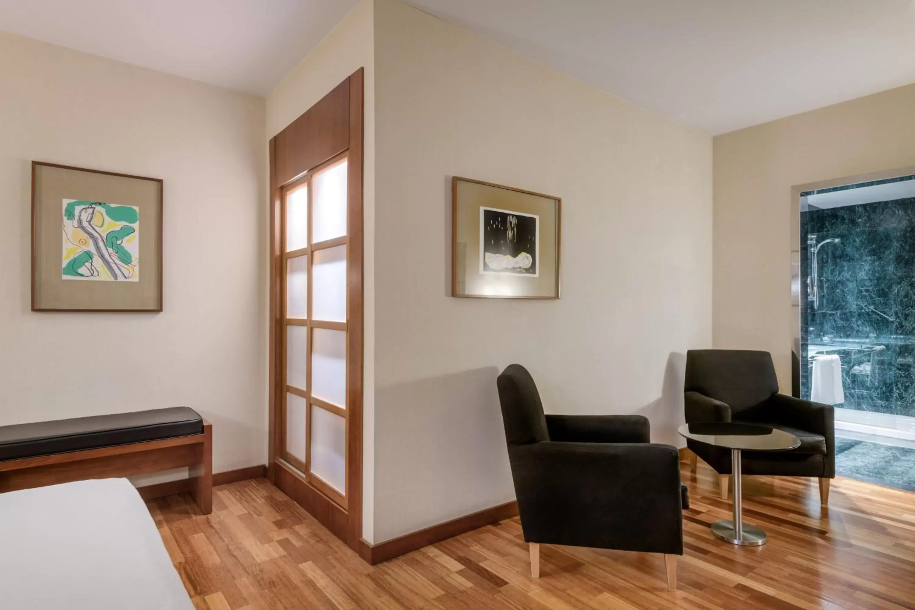 Photo of the whole room, Seating Area in AC Hotel Alcalá de Henares by Marriott