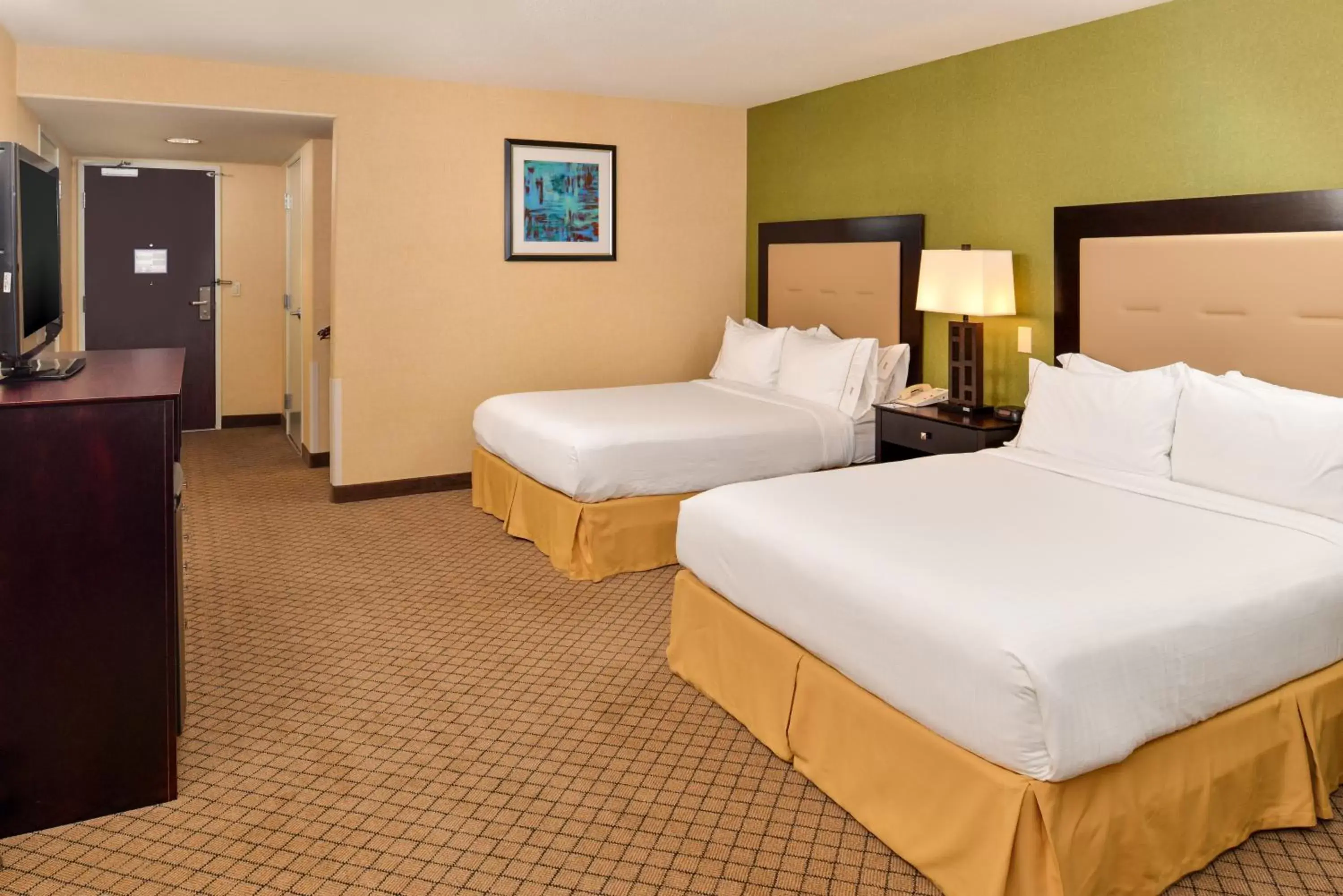 Photo of the whole room, Bed in Holiday Inn Express Woodland, an IHG Hotel
