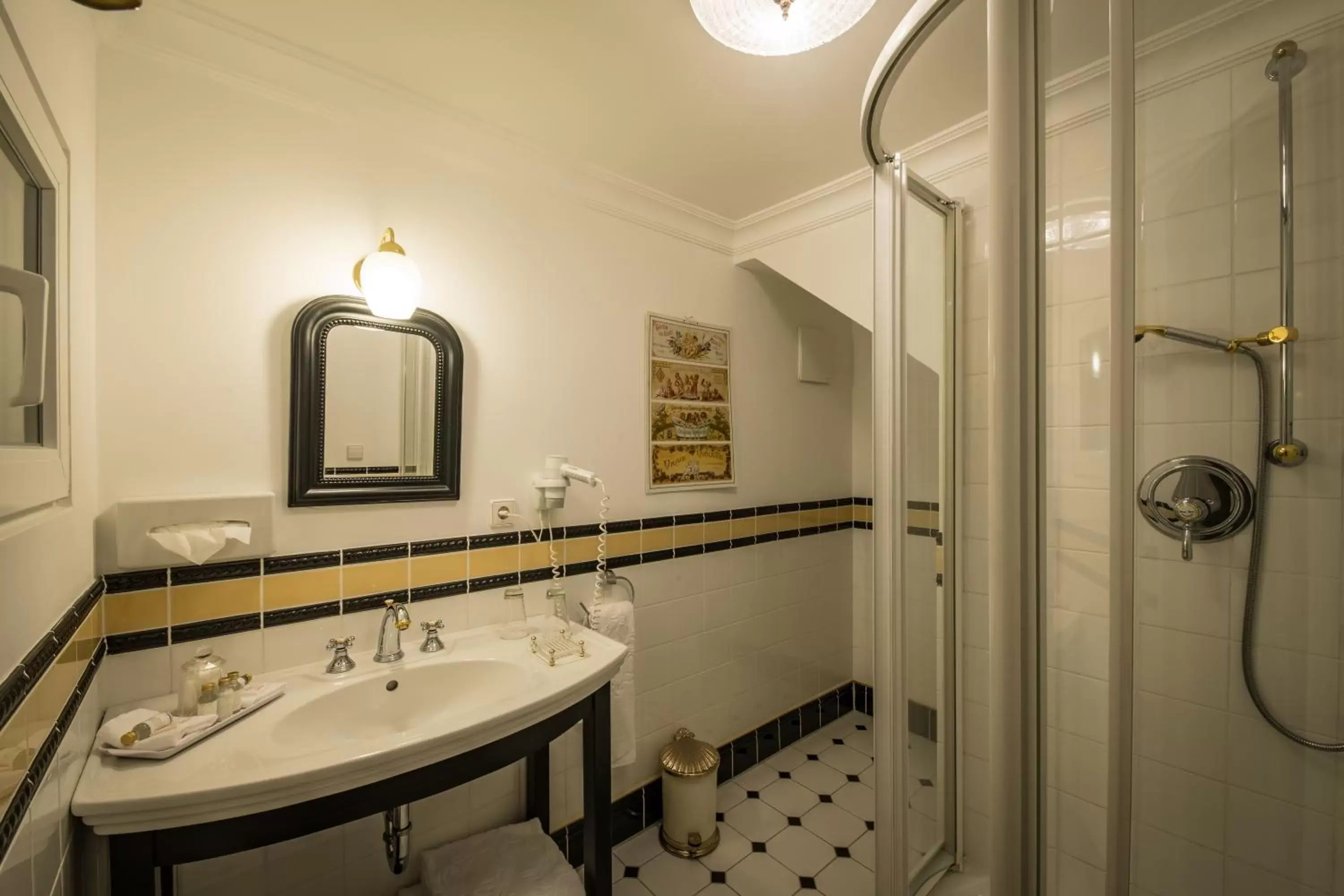 Shower, Bathroom in Hotel Belle Epoque