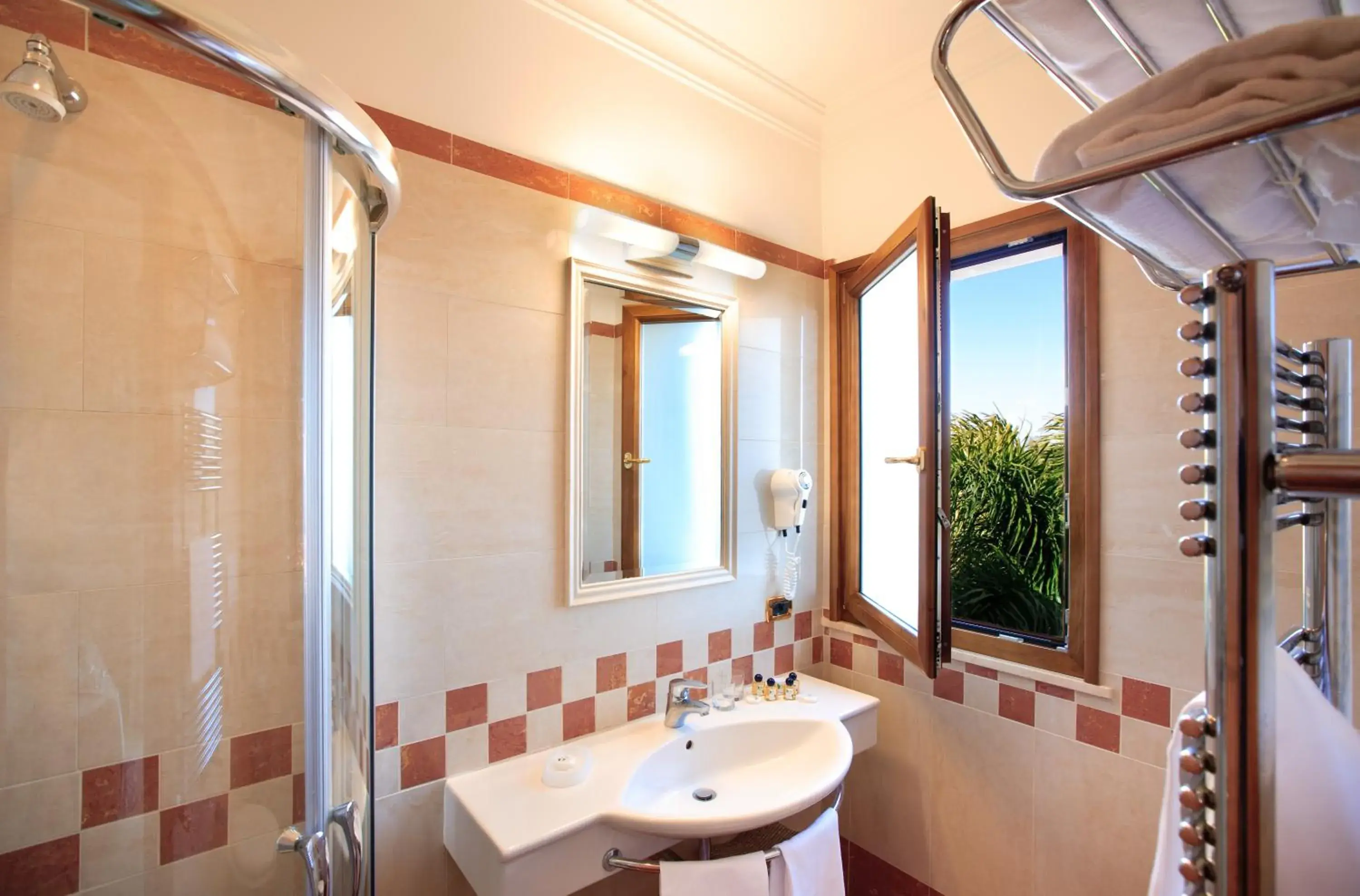 Bathroom in Comfort Hotel Gardenia Sorrento Coast