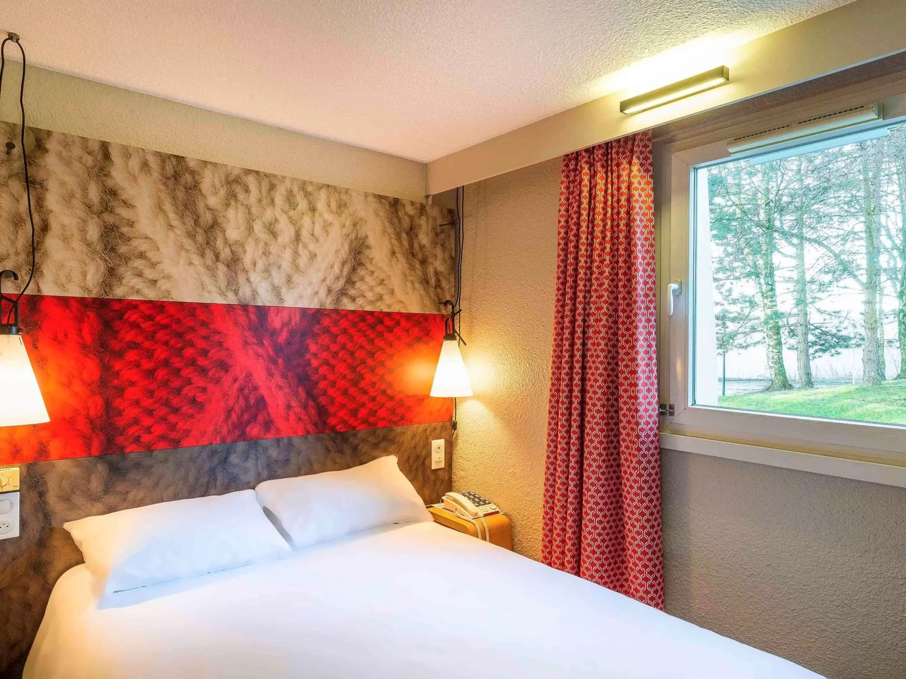 Photo of the whole room, Bed in ibis Lille Villeneuve-d'Ascq Grand Stade