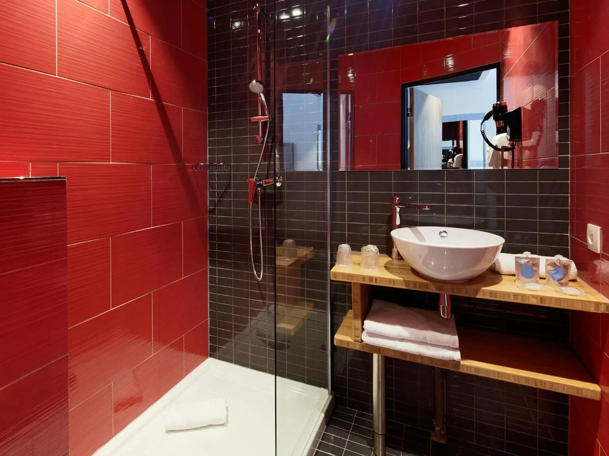 Shower, Bathroom in Kyriad Marseille Blancarde - Timone