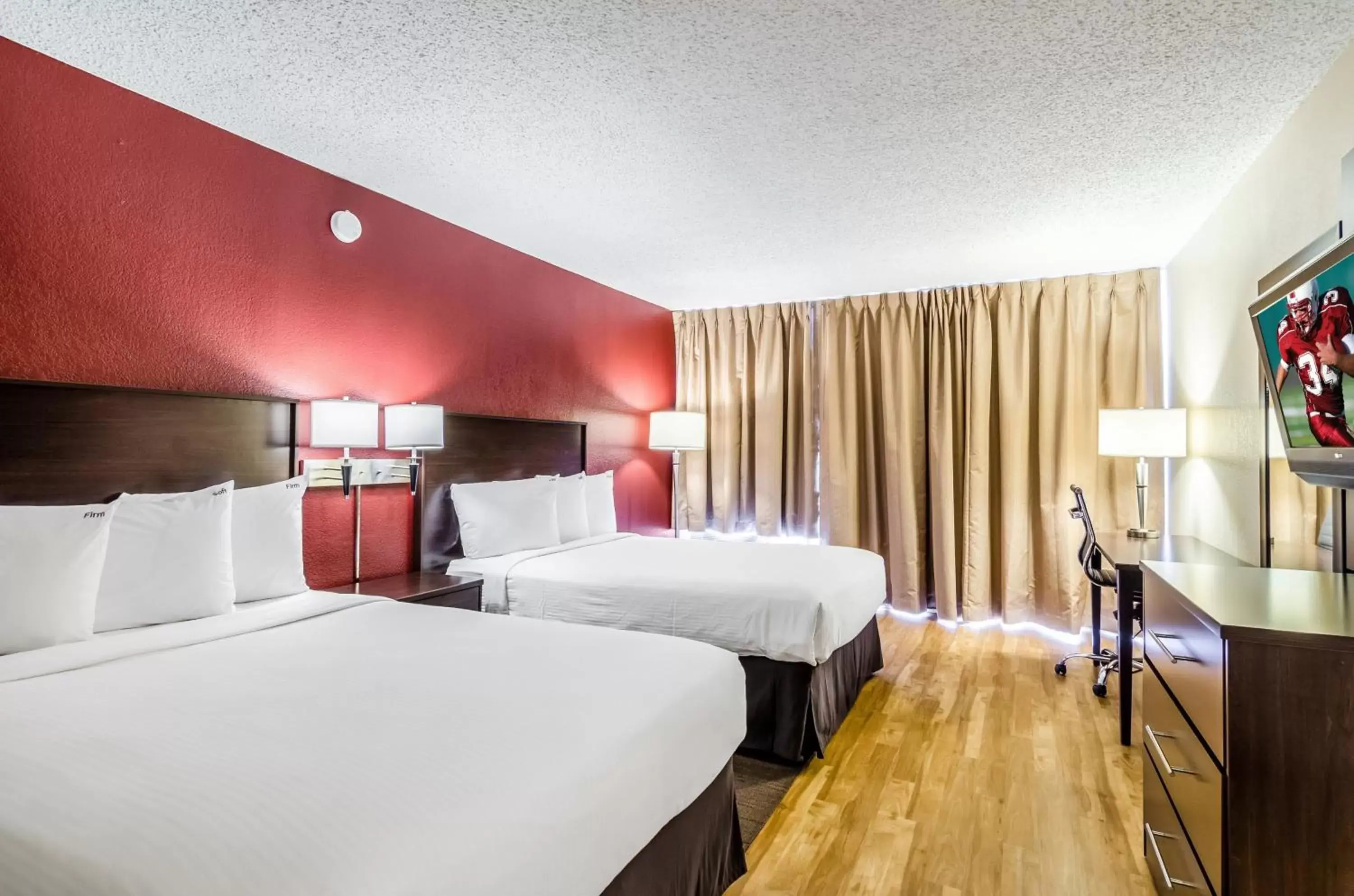 Photo of the whole room, Bed in Red Roof Inn PLUS+ Wichita East