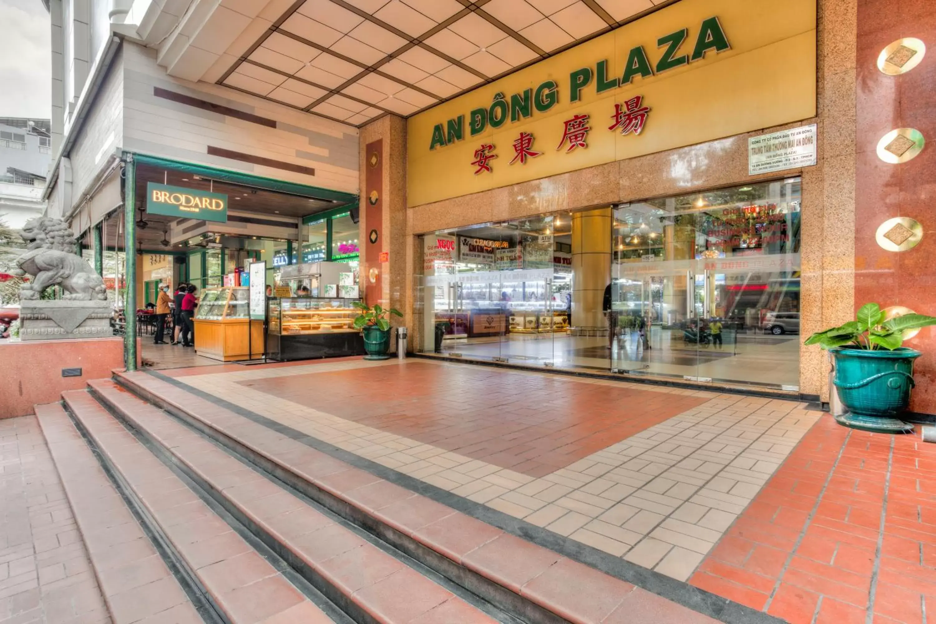 Restaurant/places to eat in Windsor Plaza Hotel