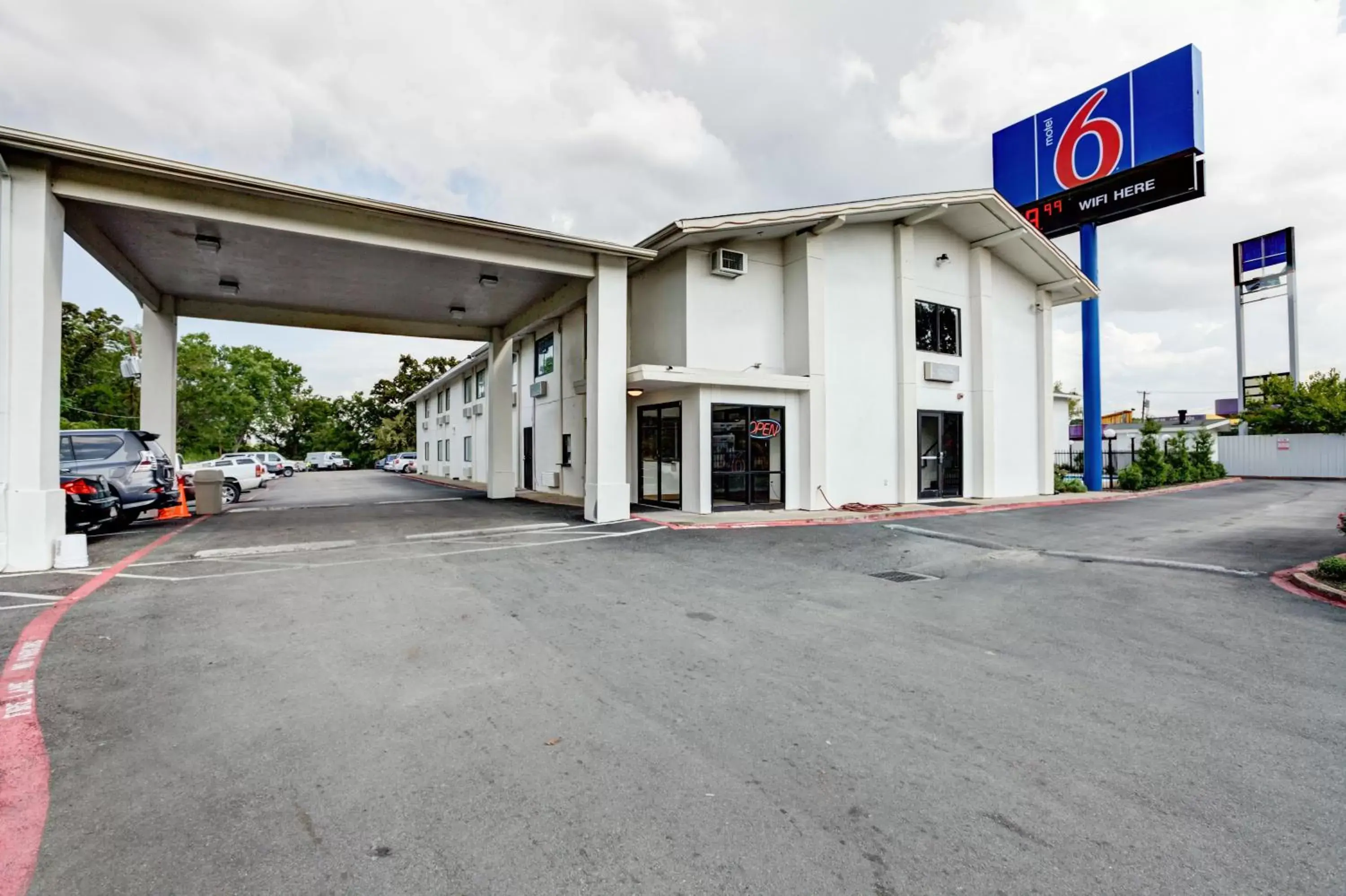 Facade/Entrance in Motel 6-Dallas, TX - South