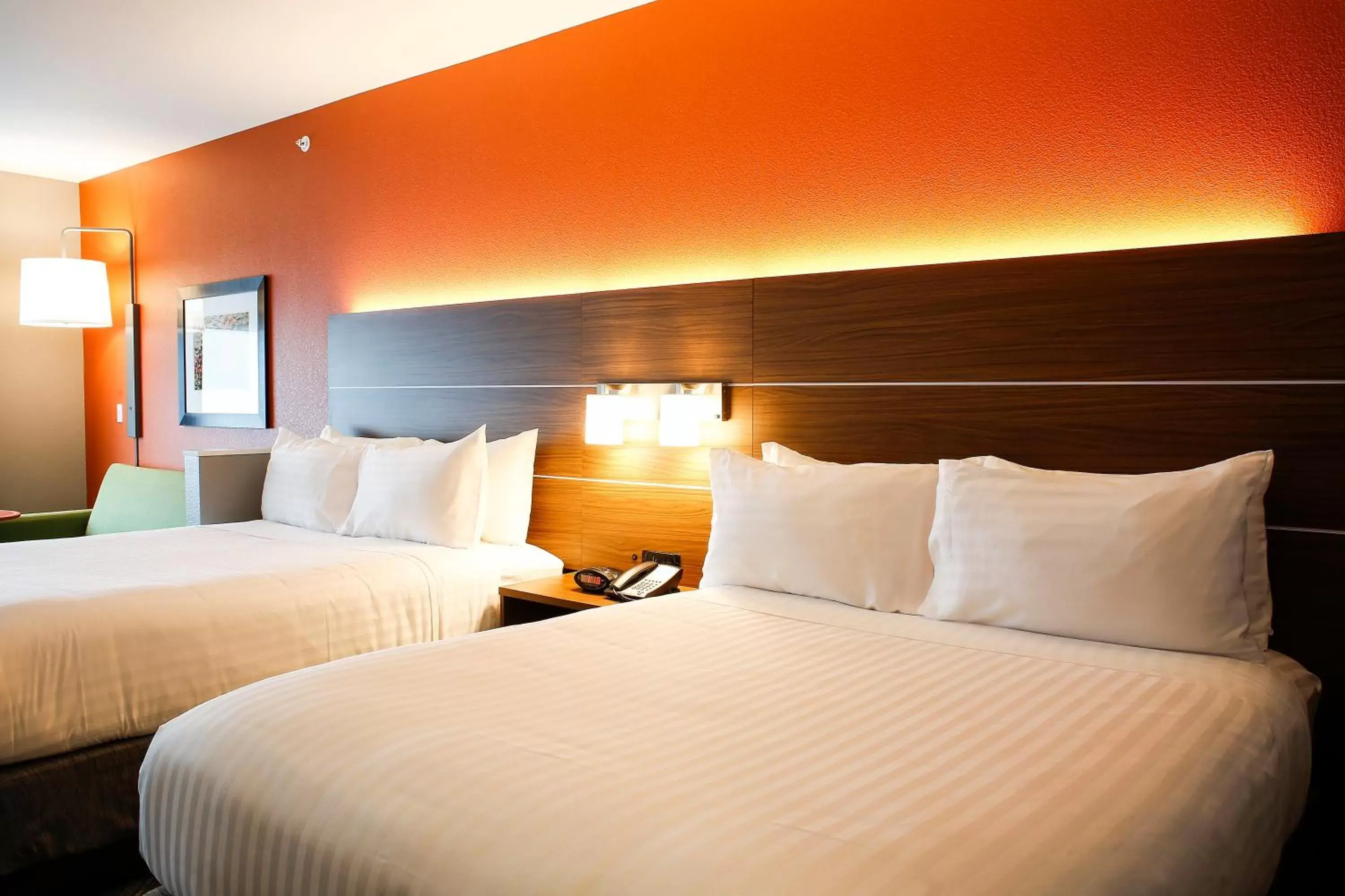 Photo of the whole room, Bed in Holiday Inn Express & Suites Downtown Louisville by IHG Photo of the whole room, Bed in Holiday Inn Express & Suites Downtown Louisville by IHG