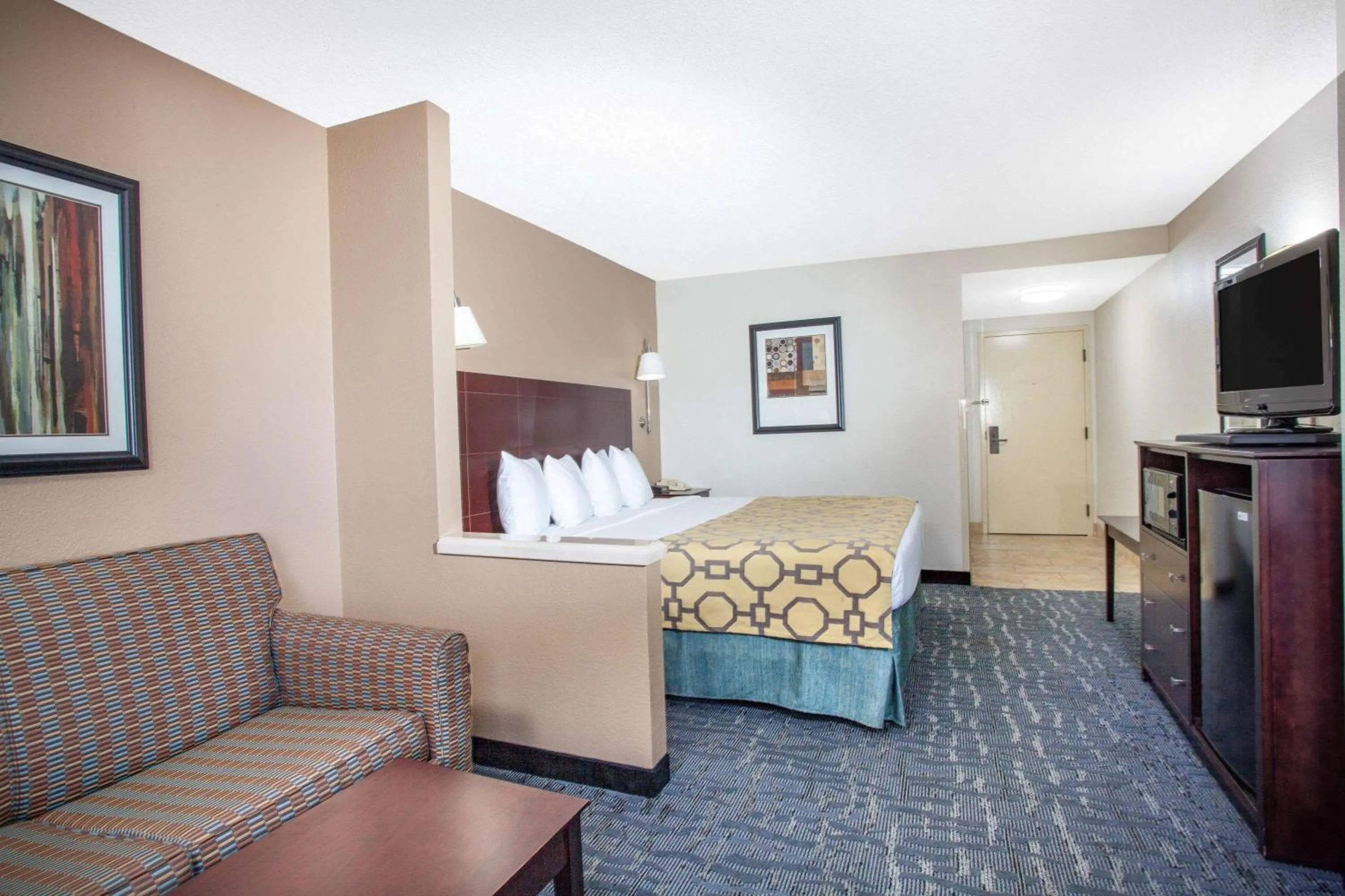 Photo of the whole room, Bed in Baymont by Wyndham Saraland