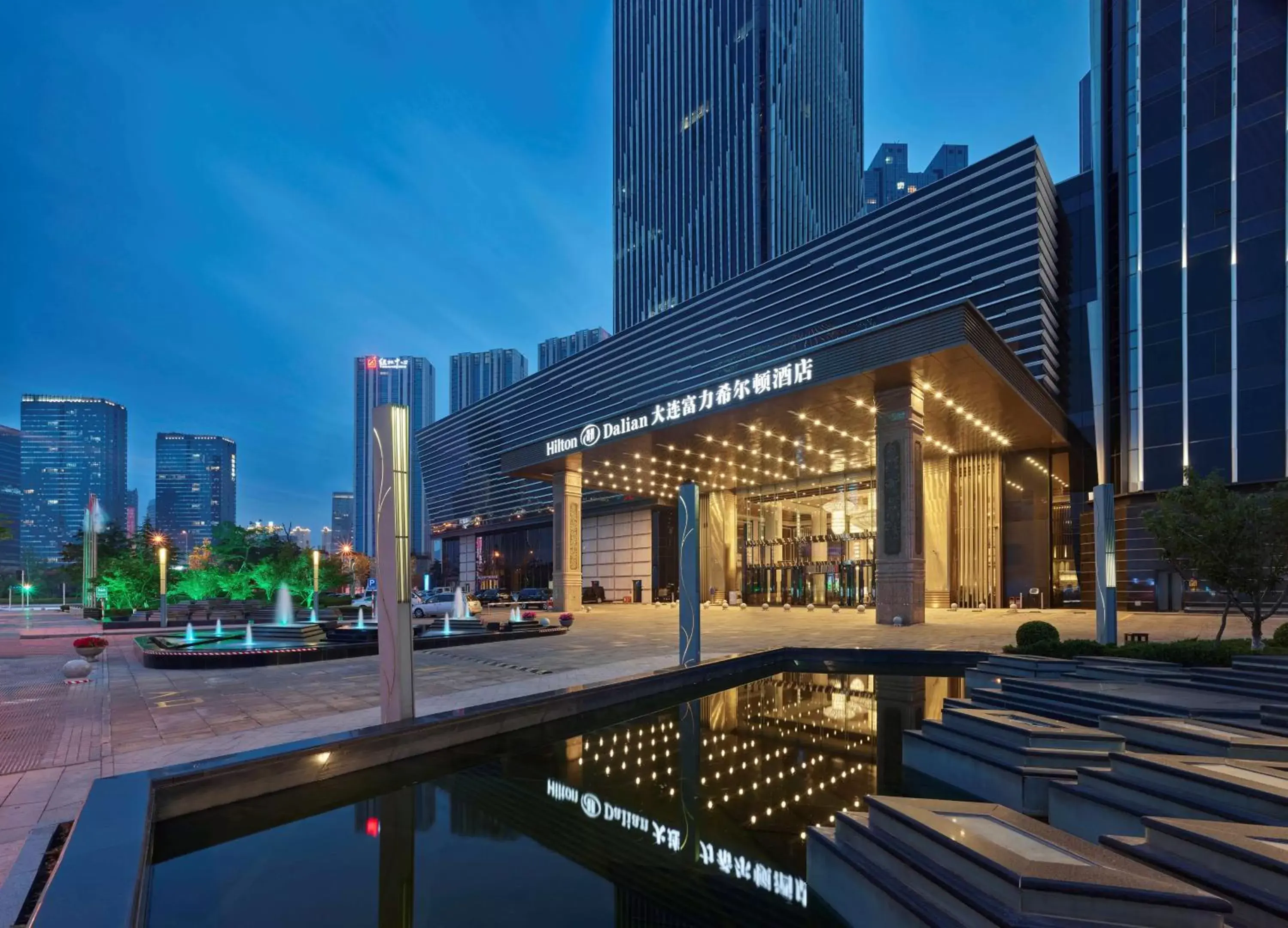 Property building, Swimming Pool in Hilton Dalian