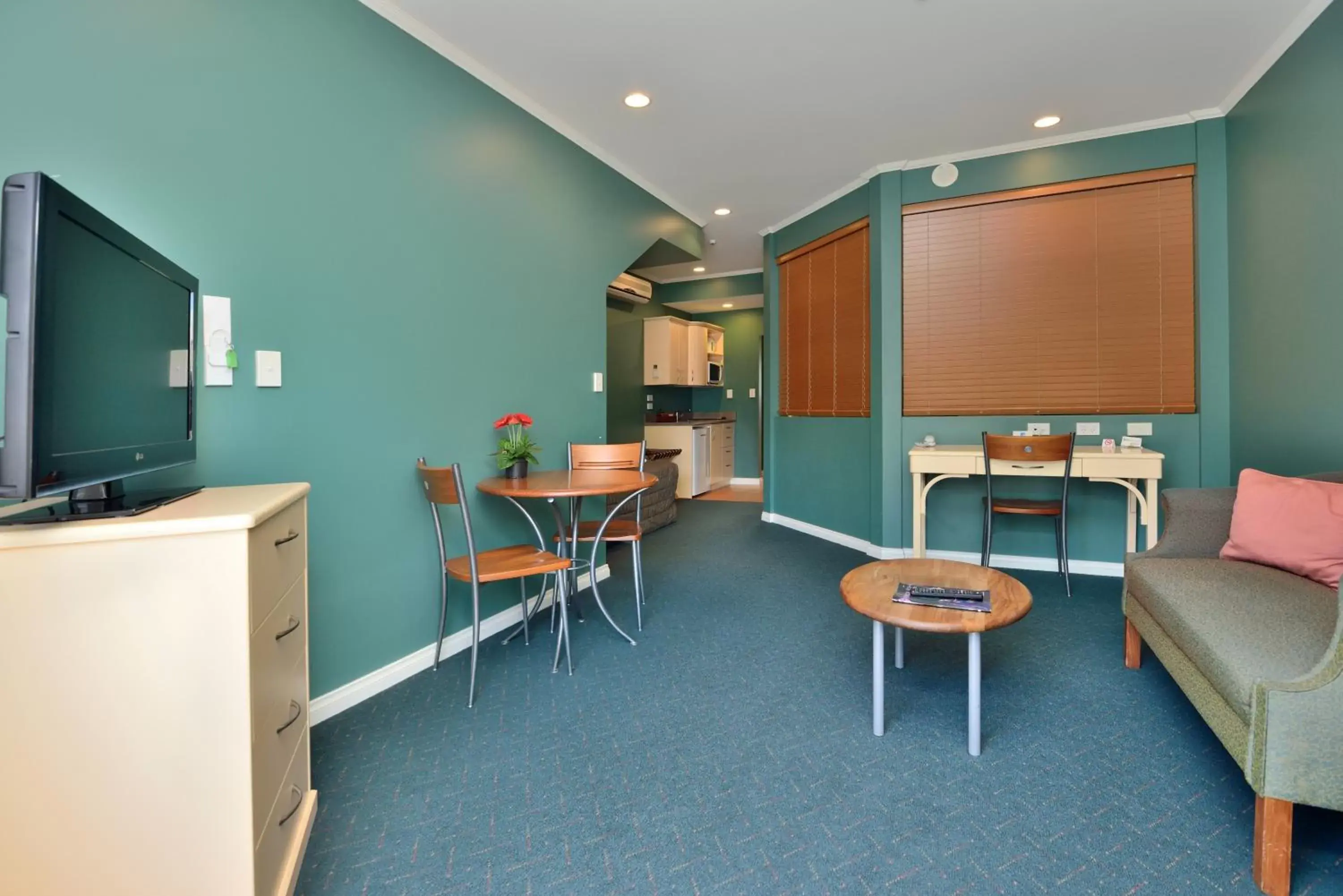 Living room, Seating Area in Shoreline Motel