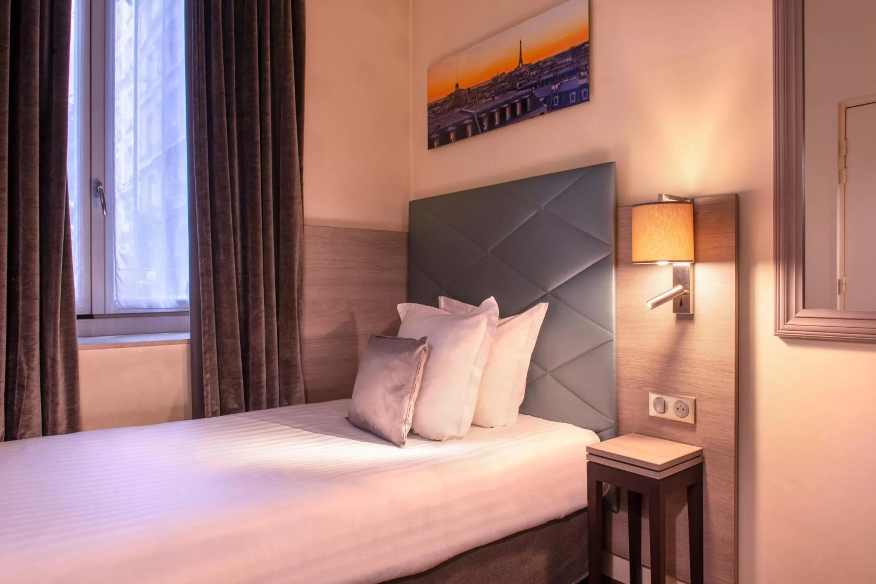 Bedroom, Bed in Hôtel Aston Paris