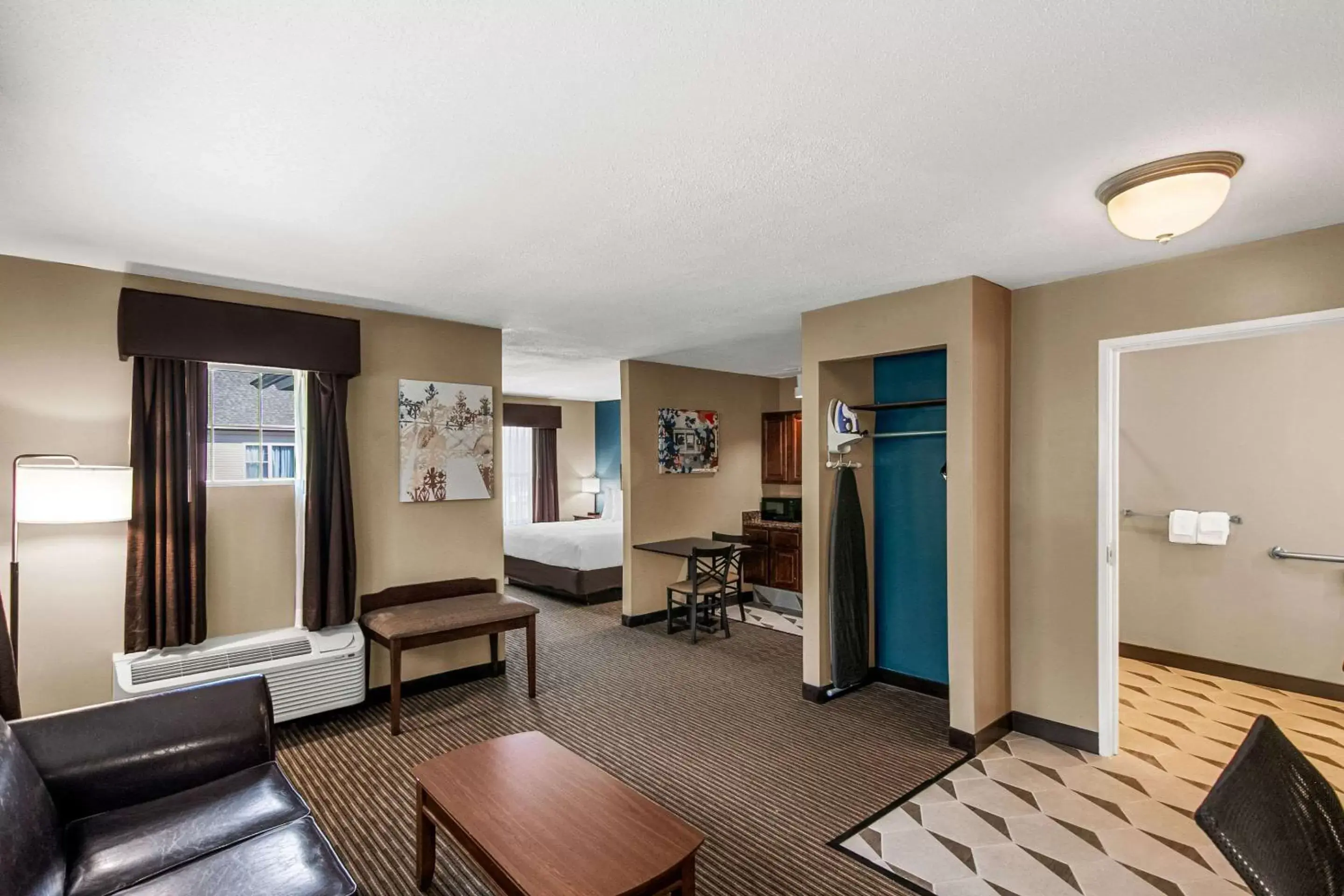 Bedroom, Seating Area in The Hotel Saratoga, Ascend Hotel Collection