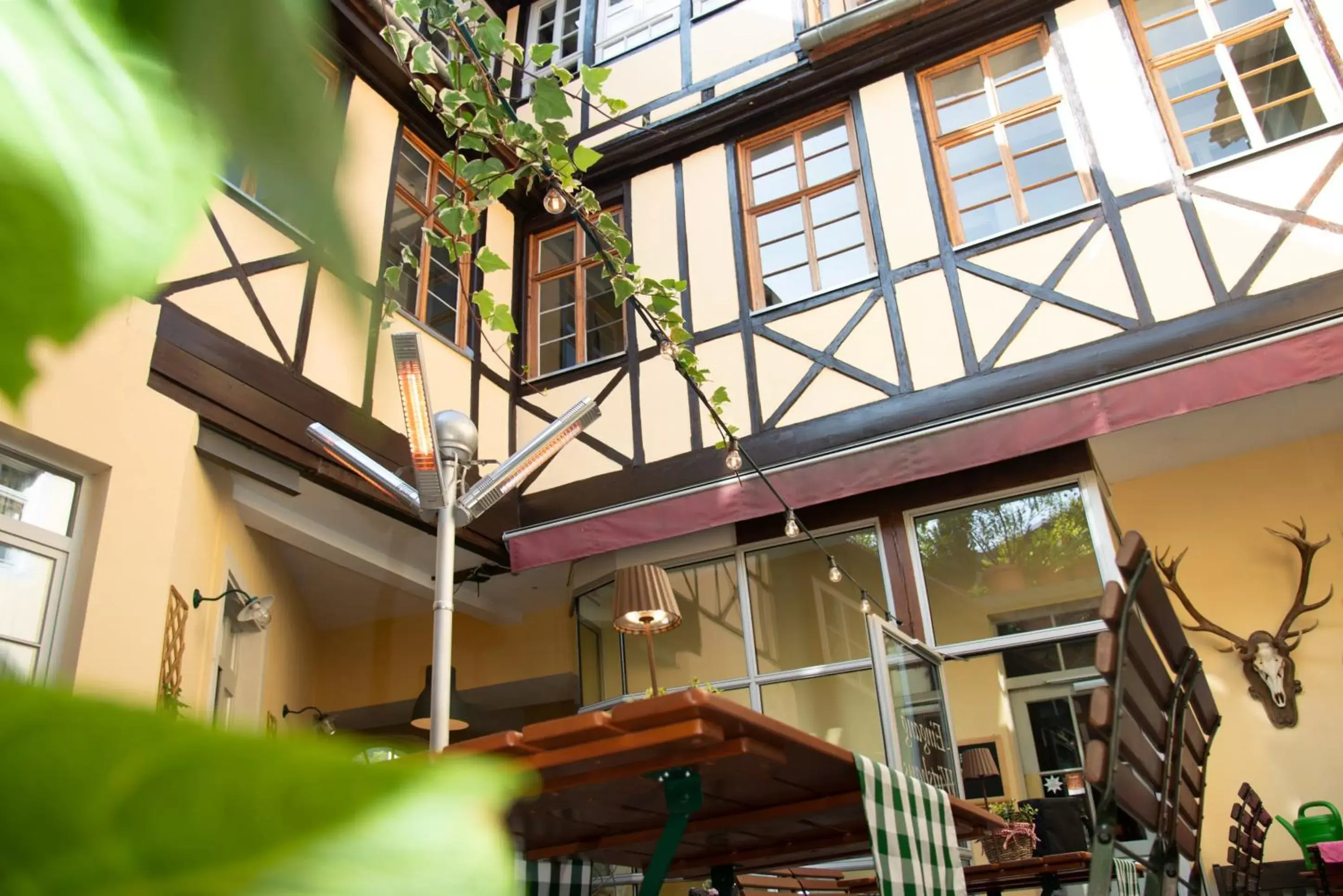 Patio, Property Building in Hotel Zur Alten Brücke