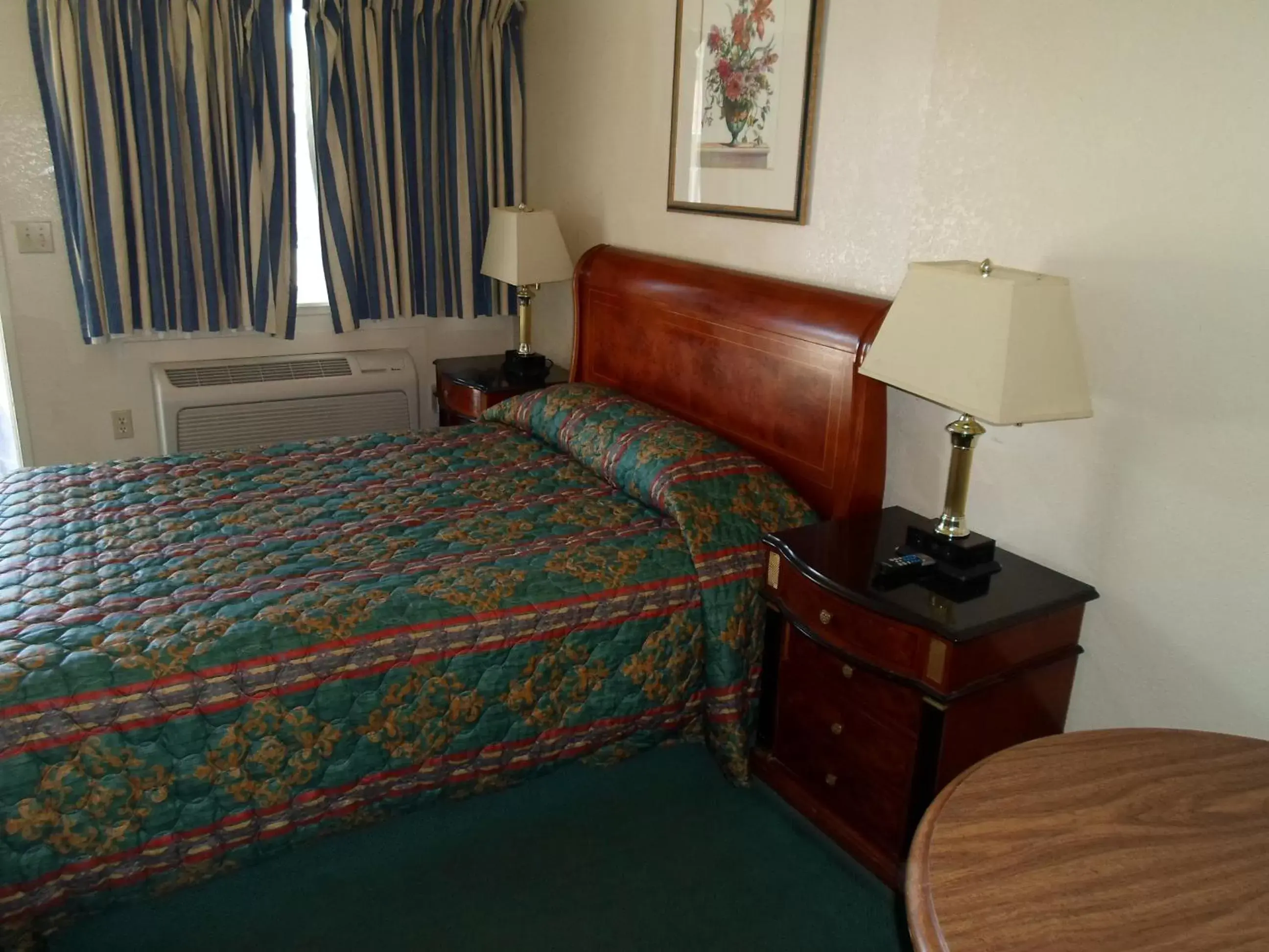 Photo of the whole room, Bed in Budget Inn Morgan Hill