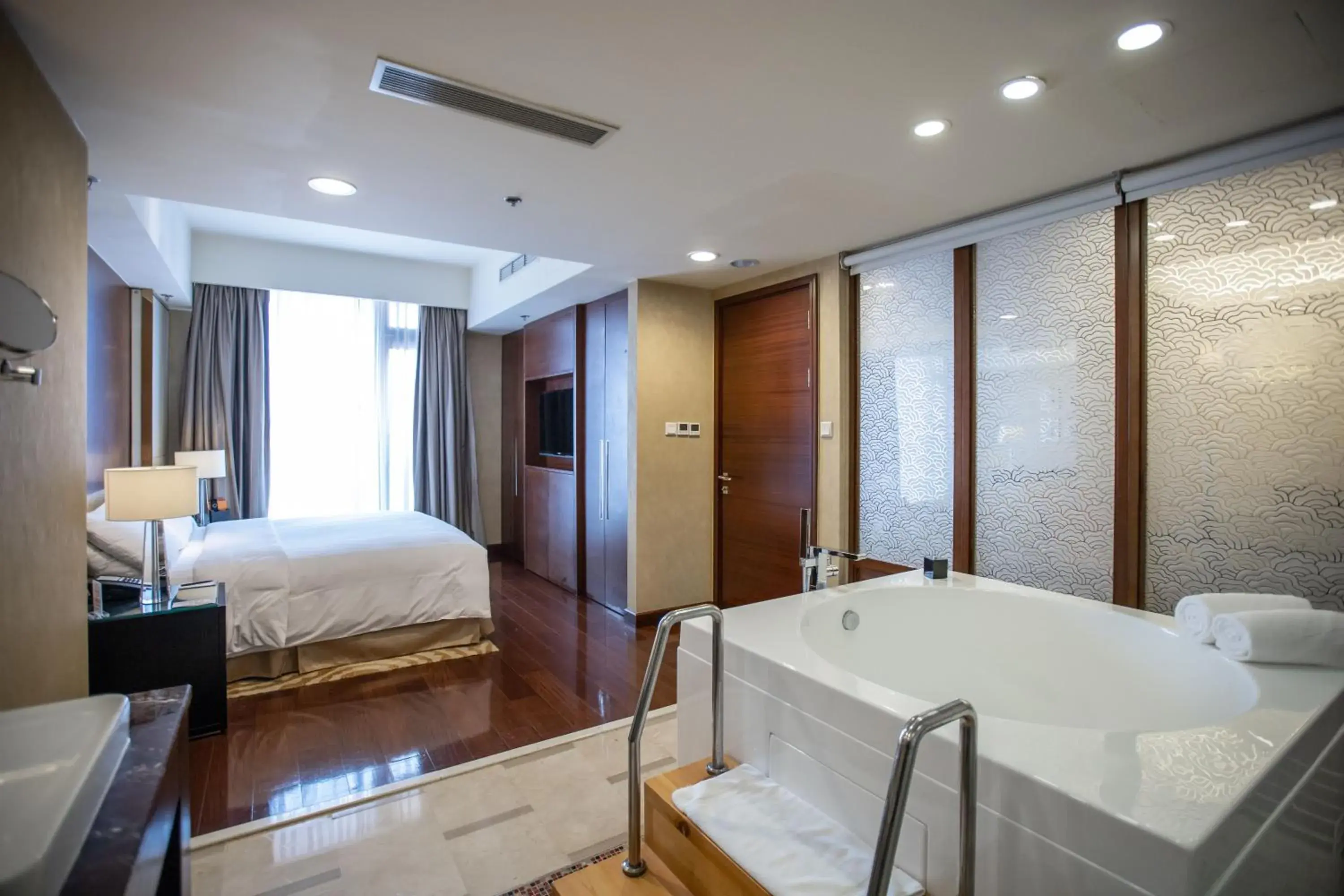 Bathroom in The Imperial Mansion, Beijing - Marriott Executive Apartments