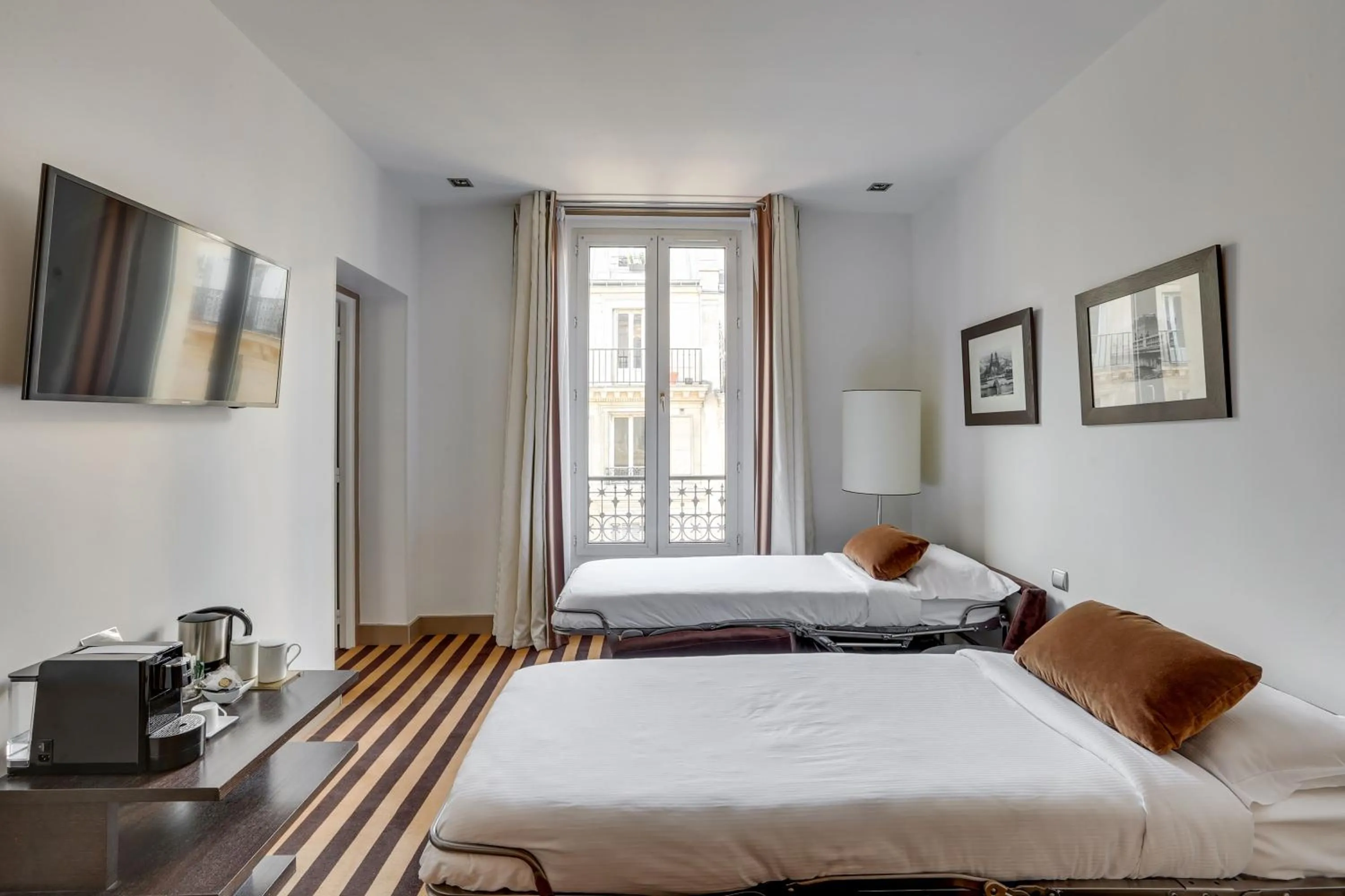 Bed in Hotel Duret Paris Champs Elysées