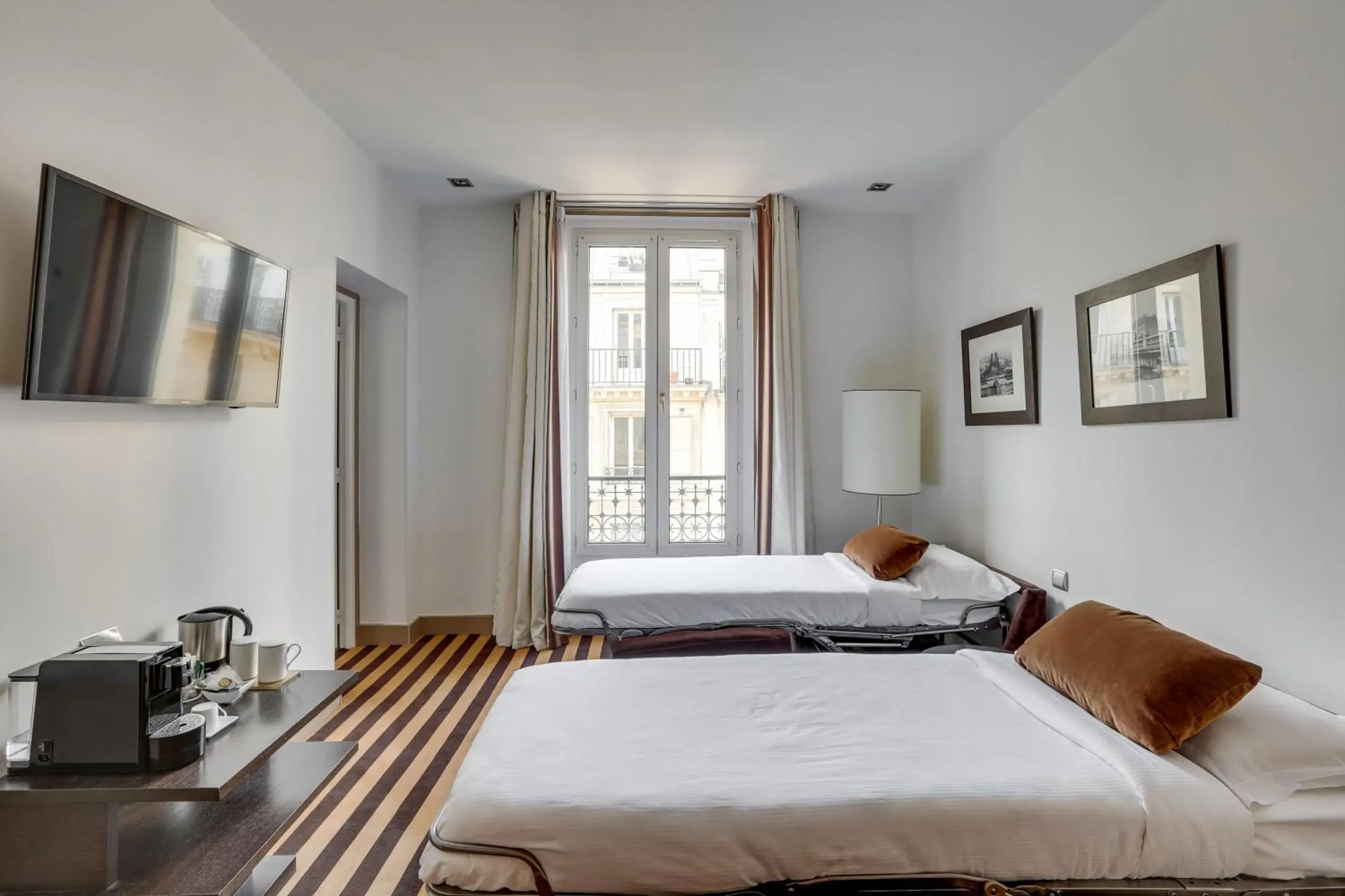 Bed in Hotel Duret Paris Champs Elysées Bed in Hotel Duret Paris Champs Elysées