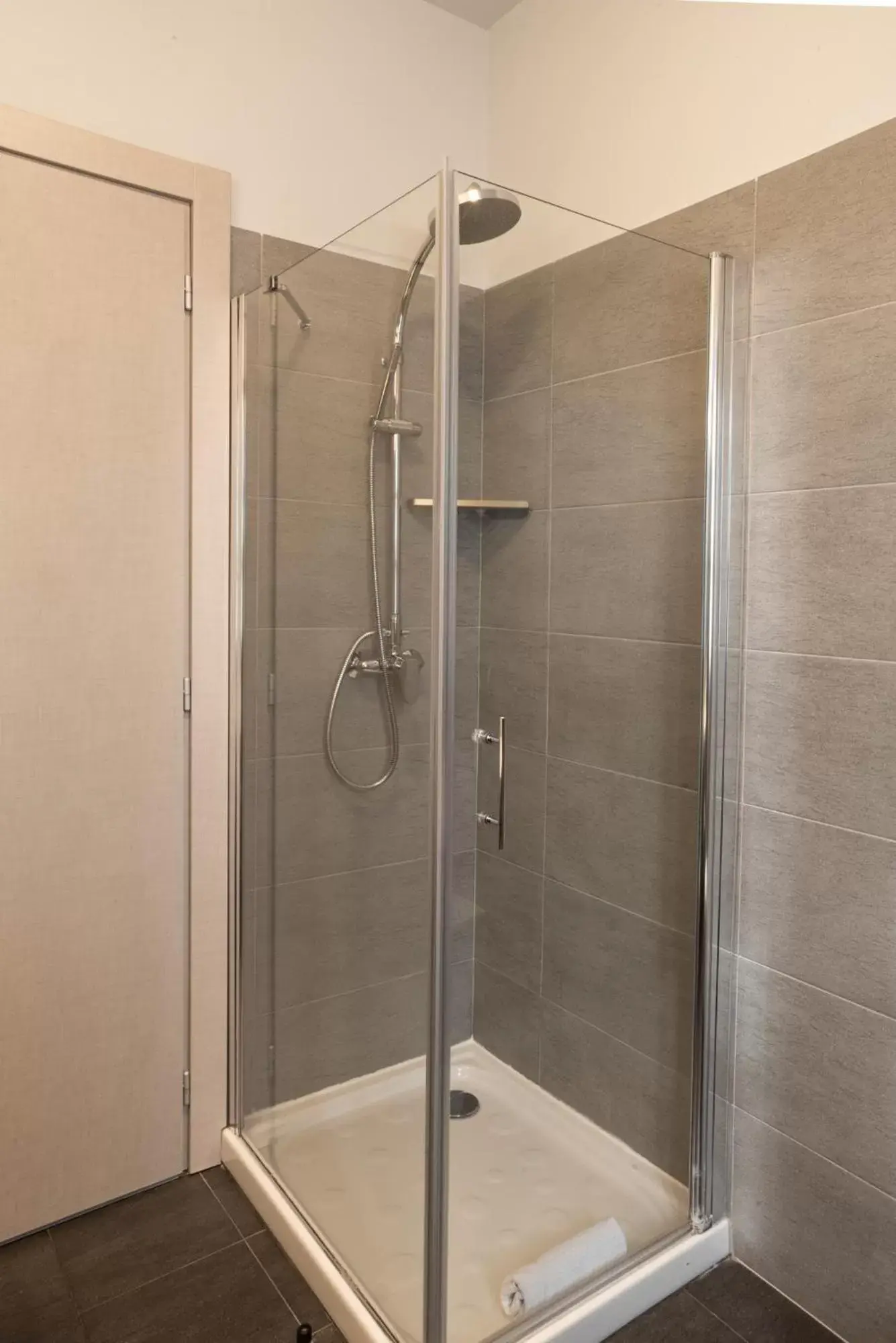 Shower, Bathroom in Le Torri - Castiglione Falletto