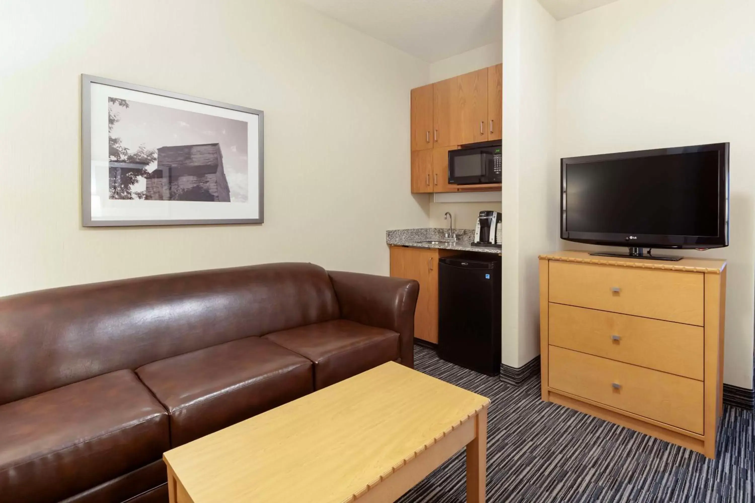 Bedroom, Seating Area in Best Western Grande Prairie