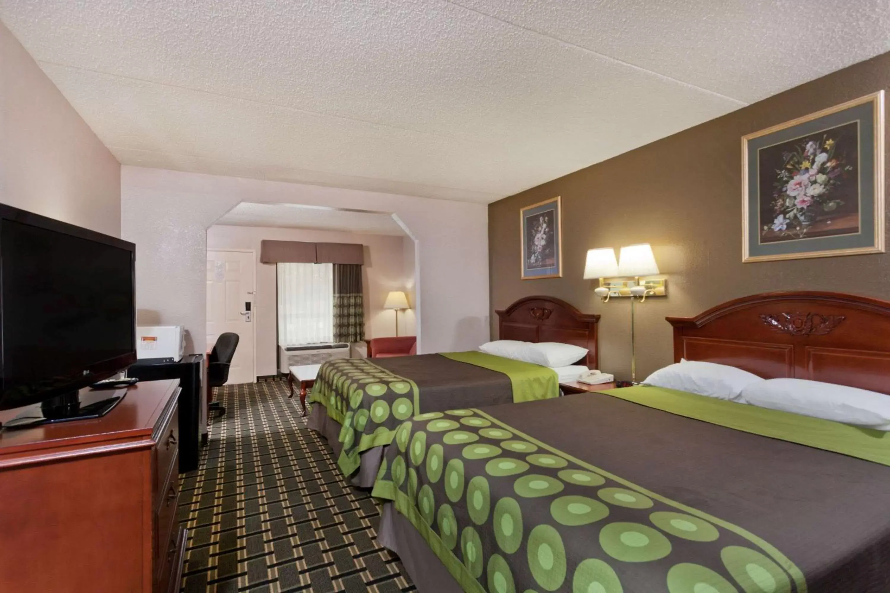 Photo of the whole room, Bed in Super 8 by Wyndham Knoxville West/Farragut