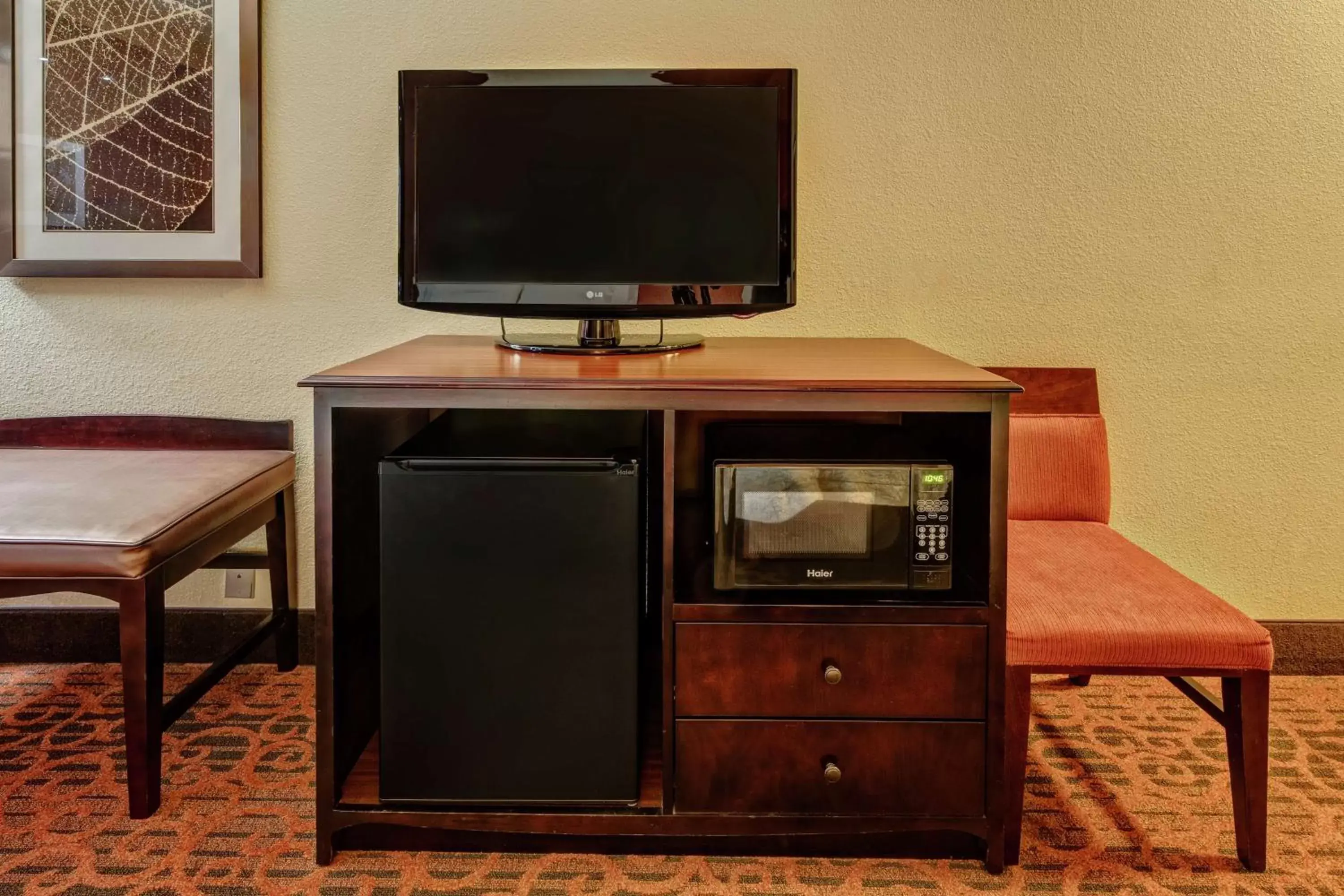 Bedroom, TV/Entertainment Center in Hampton Inn Ashland