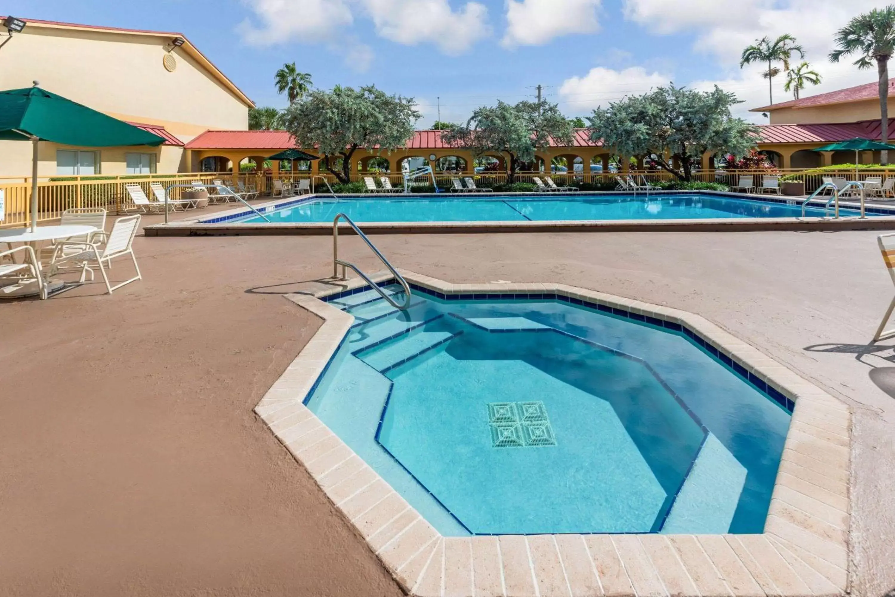 Hot Tub, Swimming Pool in La Quinta by Wyndham Fort Lauderdale Pompano Beach